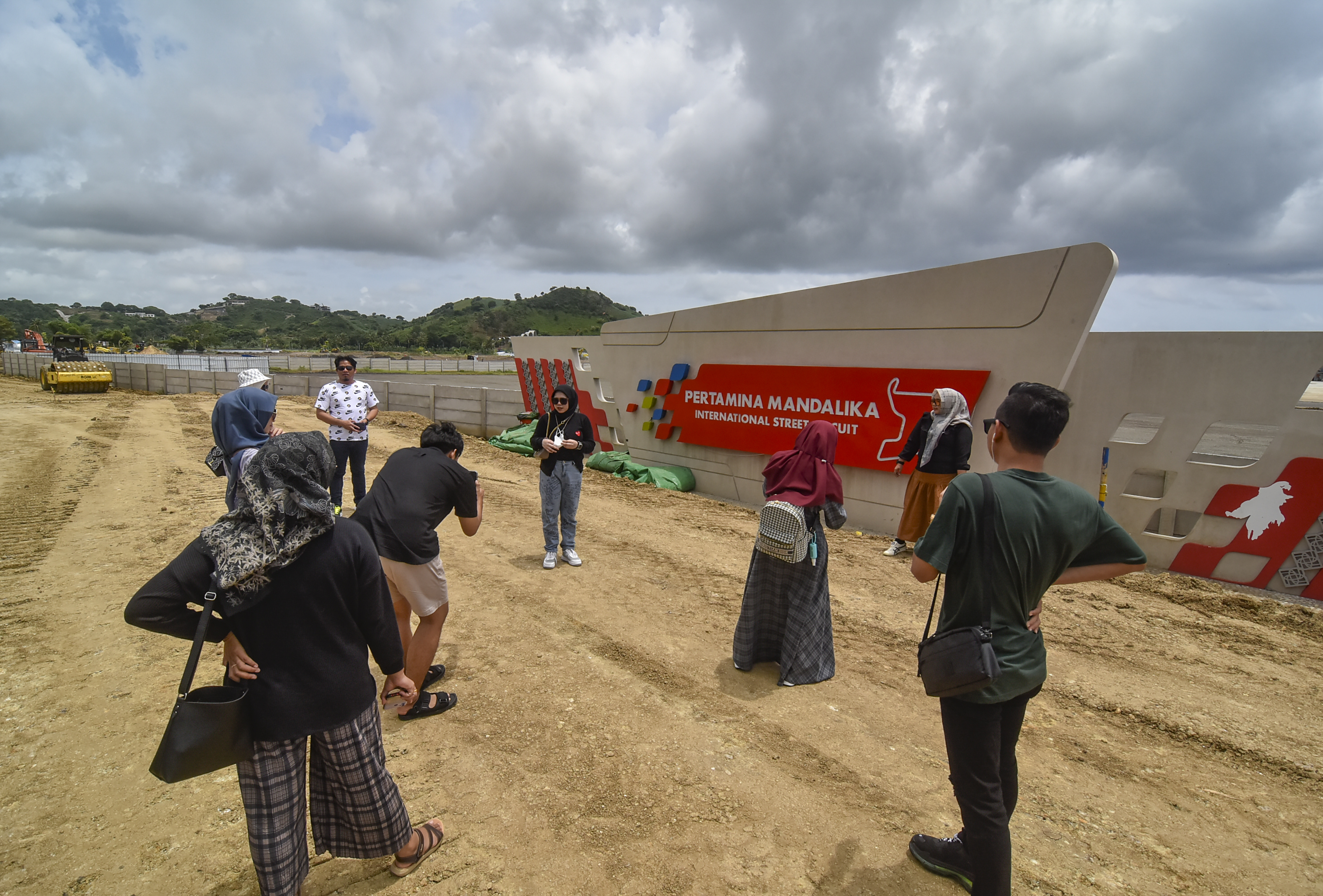 Sejumlah wisatawan berfoto papan nama Pertamina Mandalika International Street Circuit di Desa Kuta, Lombok Tengah, NTB.