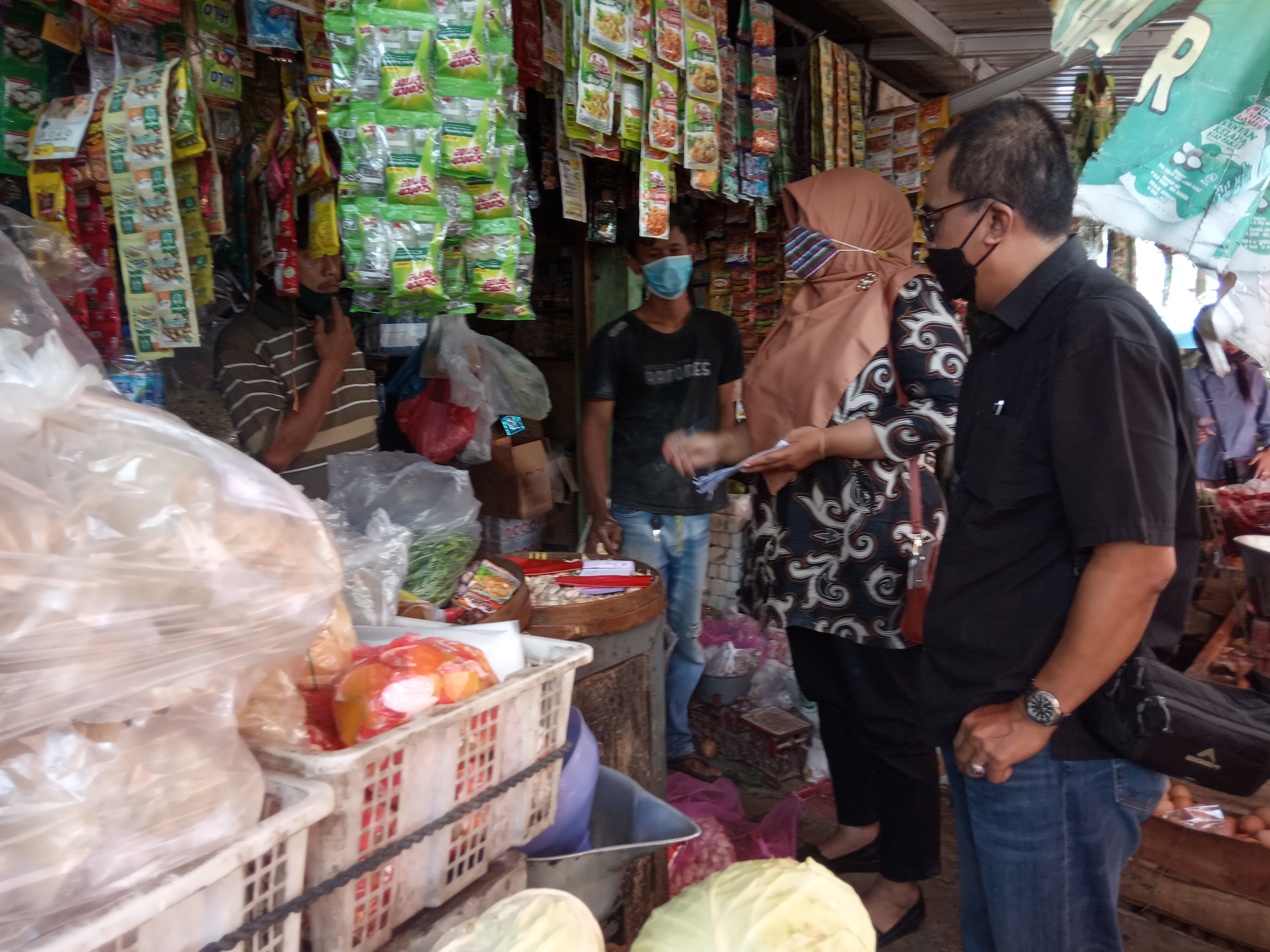 Ketua Komisi II DPRD Klaten, Agus Riyanto, saat melakukan sidak ke pasar tradisional