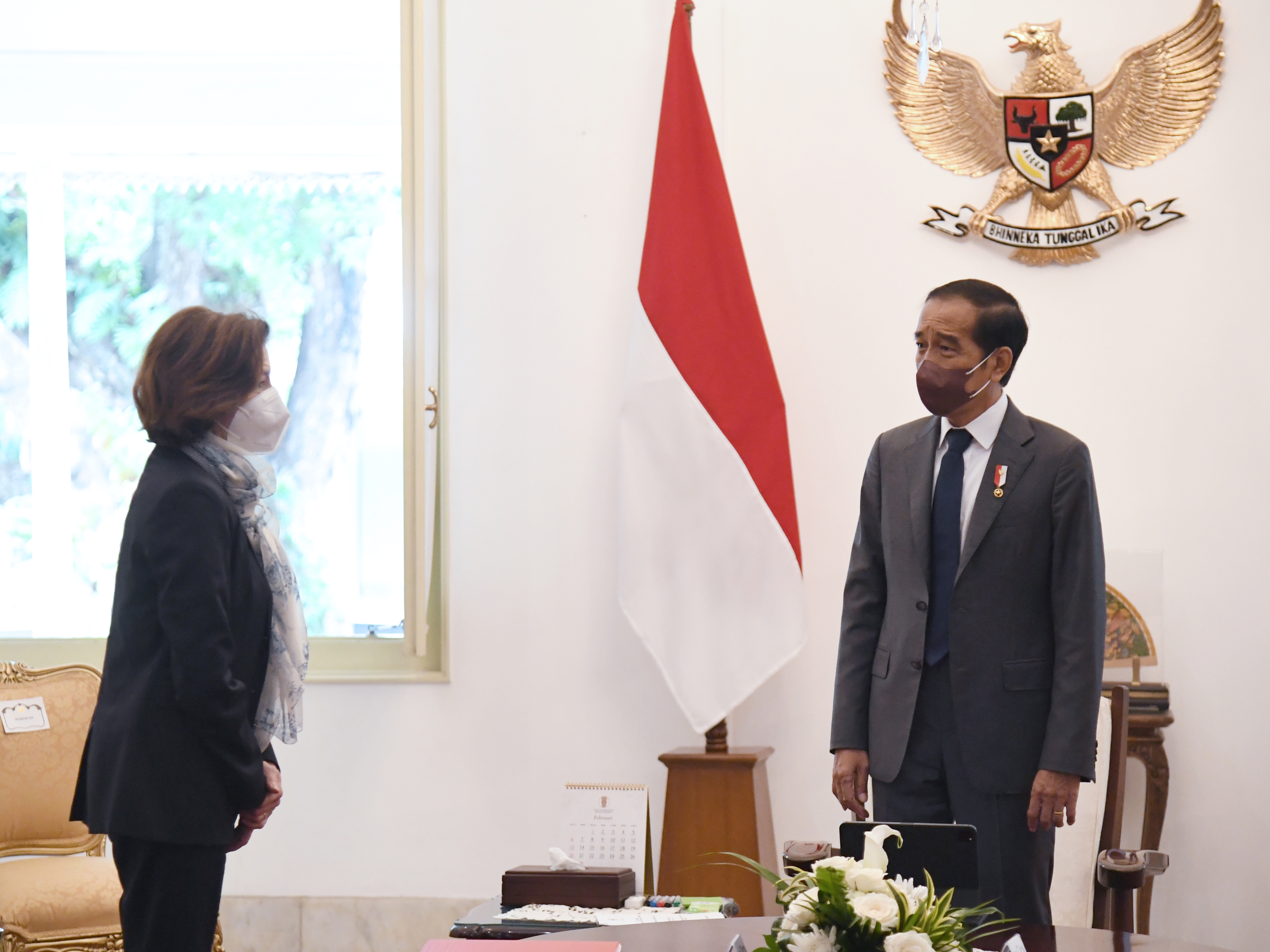 Presiden Joko Widodo menerima kunjungan Menteri Angkatan Bersenjata Republik Prancis, Florence Parly, di Istana Merdeka, Kamis (10/2).
