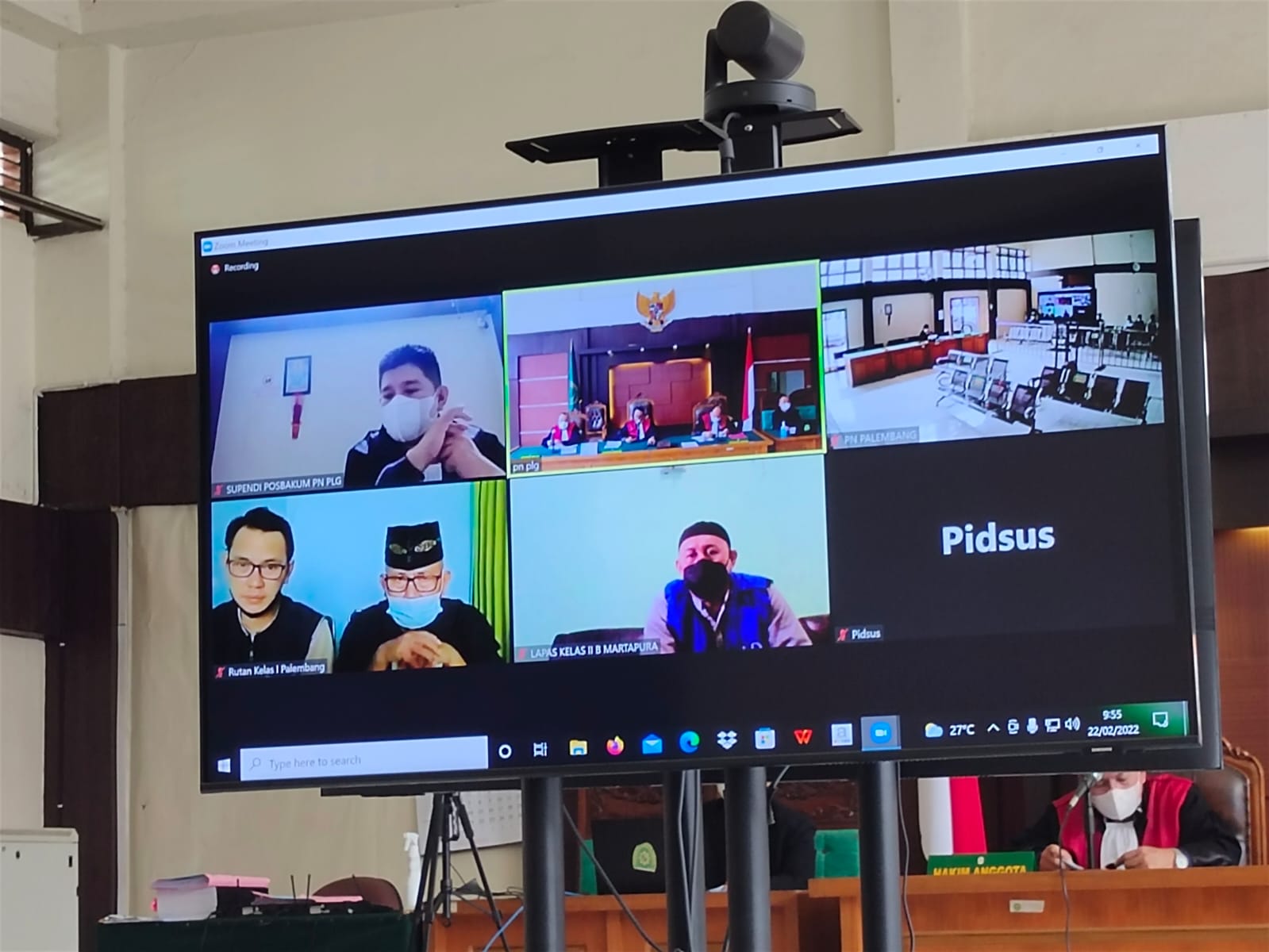 Persidangan virtual kasus korupsi dana desa di Desa Banjar Negara, Lahat, yang digelar PN Tipikor Palembang, Selasa (22/2).