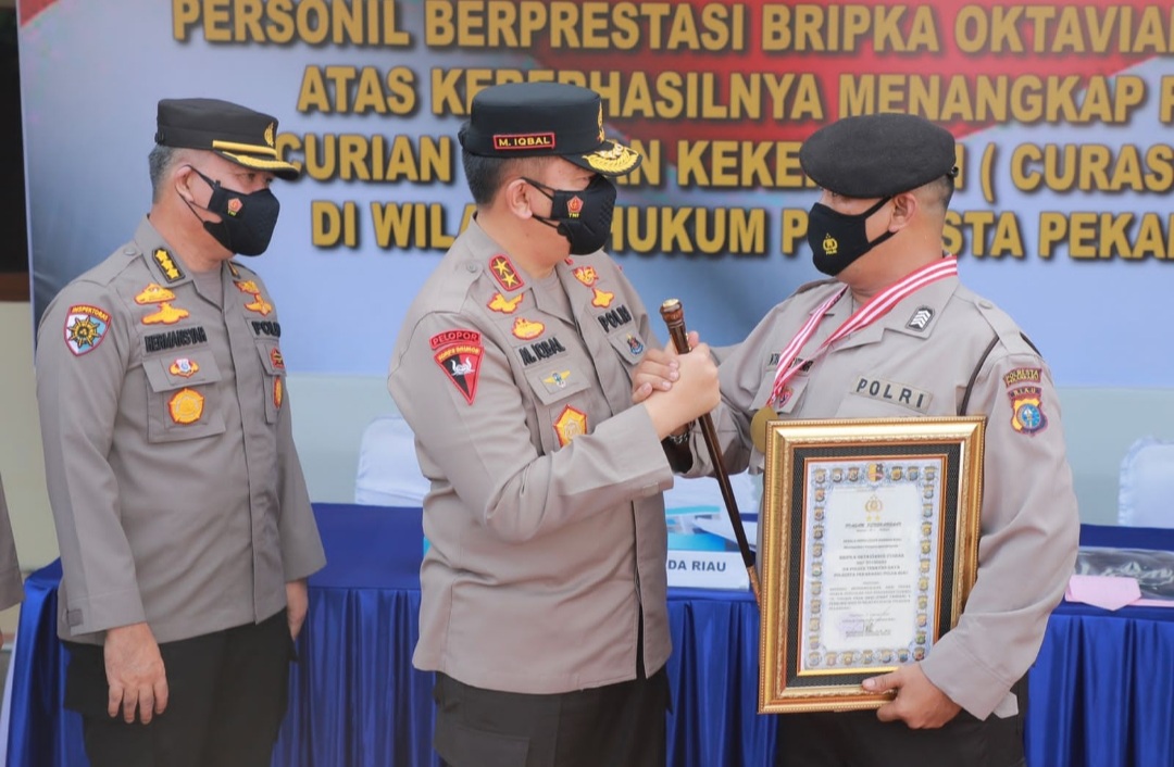 Kapolda Riau Irjen M Iqbal memberikan penghargaan kepada Bripka Oktavianus