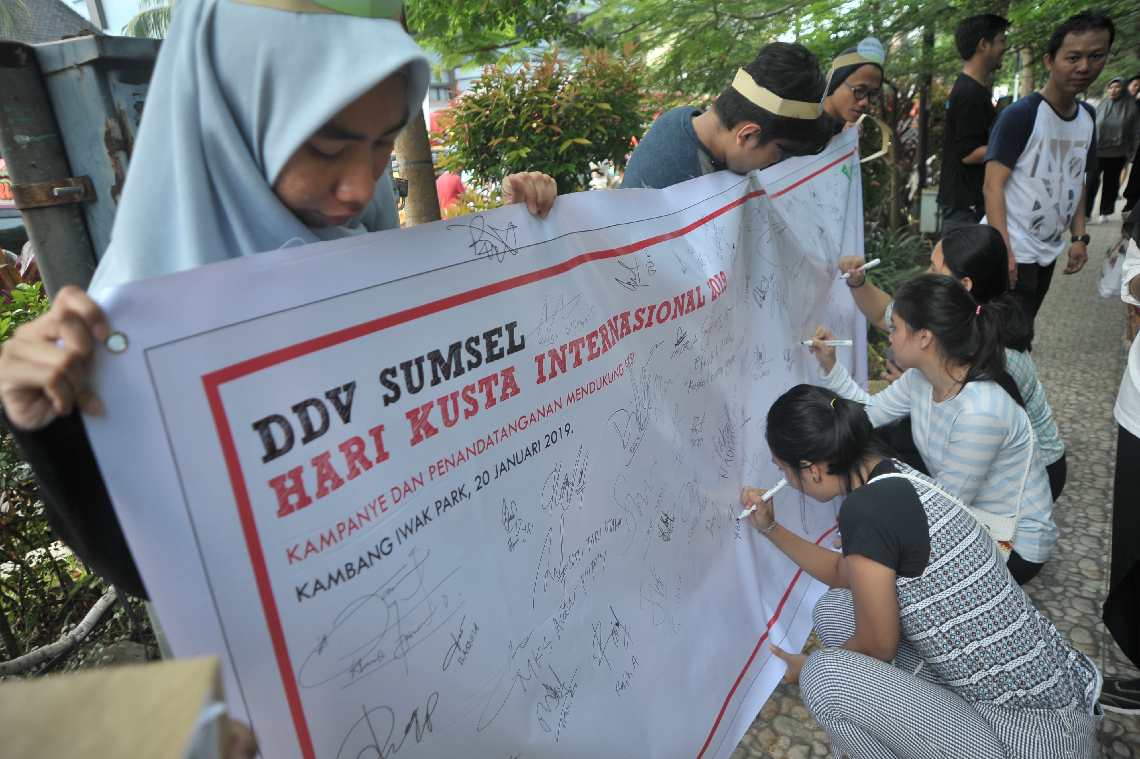 HARI KUSTA INTERNASIONAL: Warga memberikan dukungan pada Kampanye Hari Kusta Internasional. Prevalensi kusta di RI masih tinggi.h 