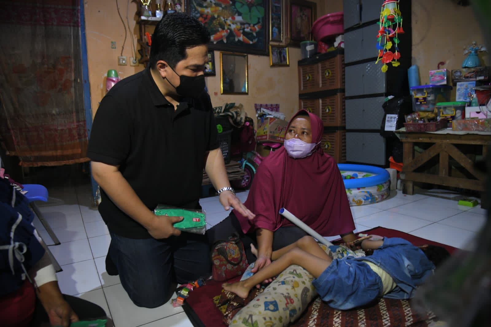 Ketua Yayasan Erick Thohir, Erick Thohir blusukan ke pemukiman padat di Kampung Salo, Kembangan Utara, Jakarta Barat, Sabtu (5/2). 