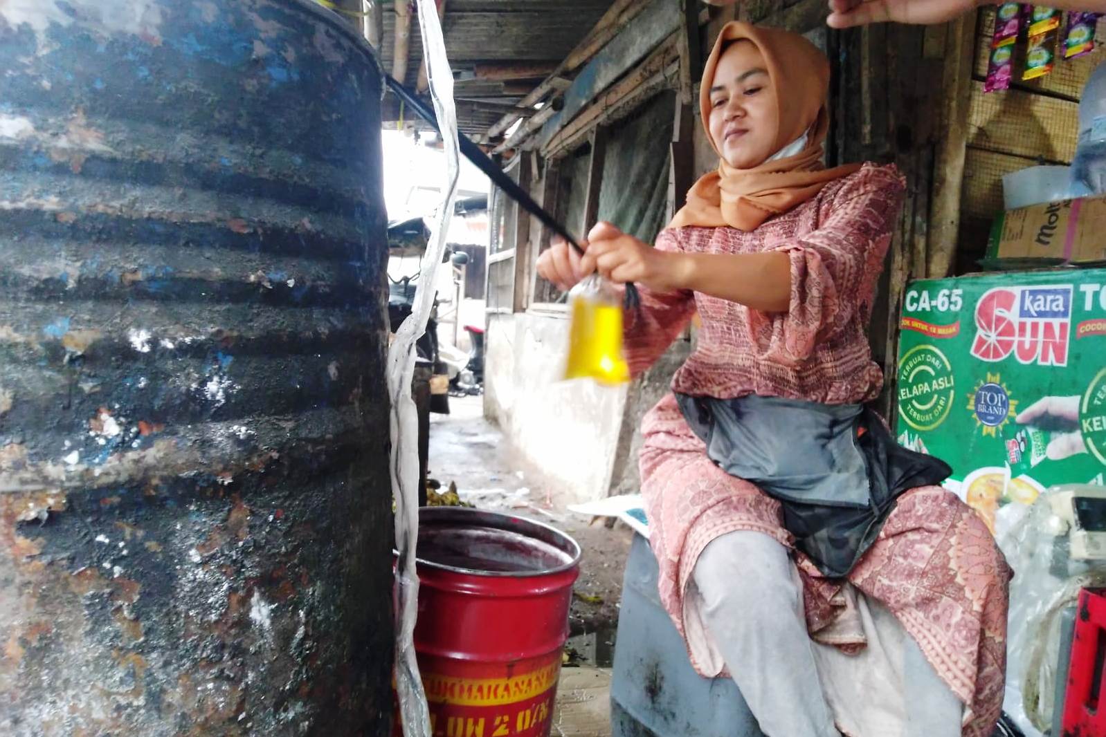 Minyak goreng curah.