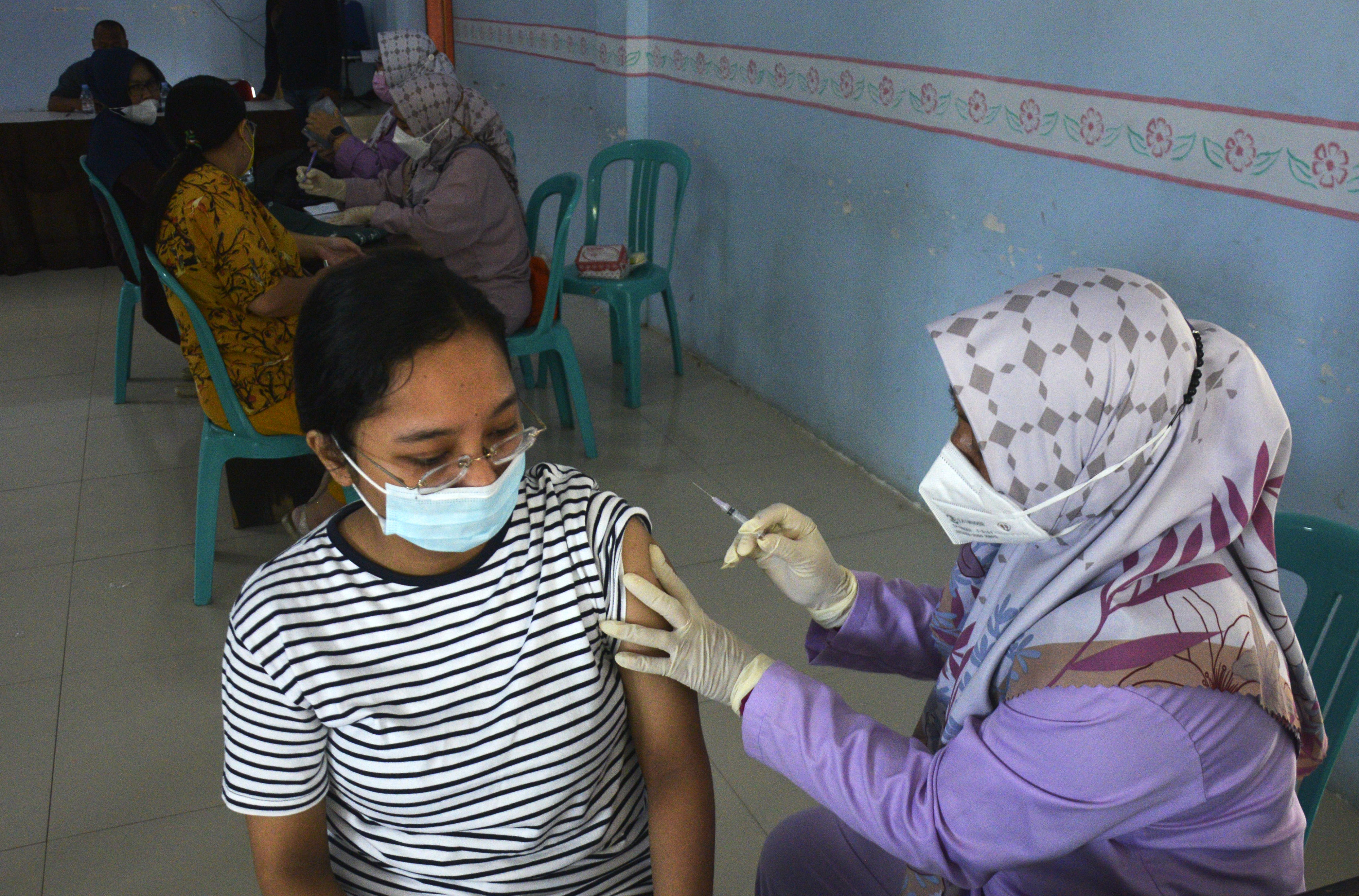 Petugas medis menyuntikkan vaksin booster covid-19 untuk tenaga kesehatan di Kantor Kecamatan Somba Opu, Kabupaten Gowa, Sulawesi Selatan.