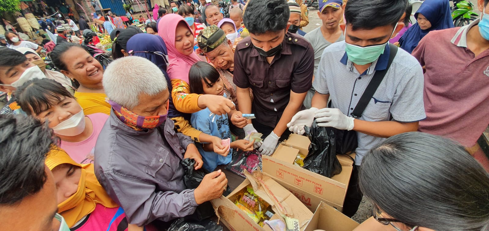Operasi minyak goreng sesuai harga eceran tertinggi (HET) yang ditetapkan pemerintah selalu diburu masyarakat.