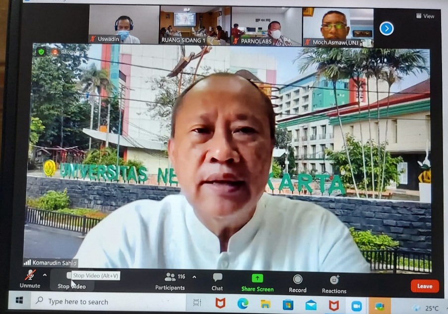 Rektor UNJ Komarudin memberikan sambutan dalam PSB SMP Labschool