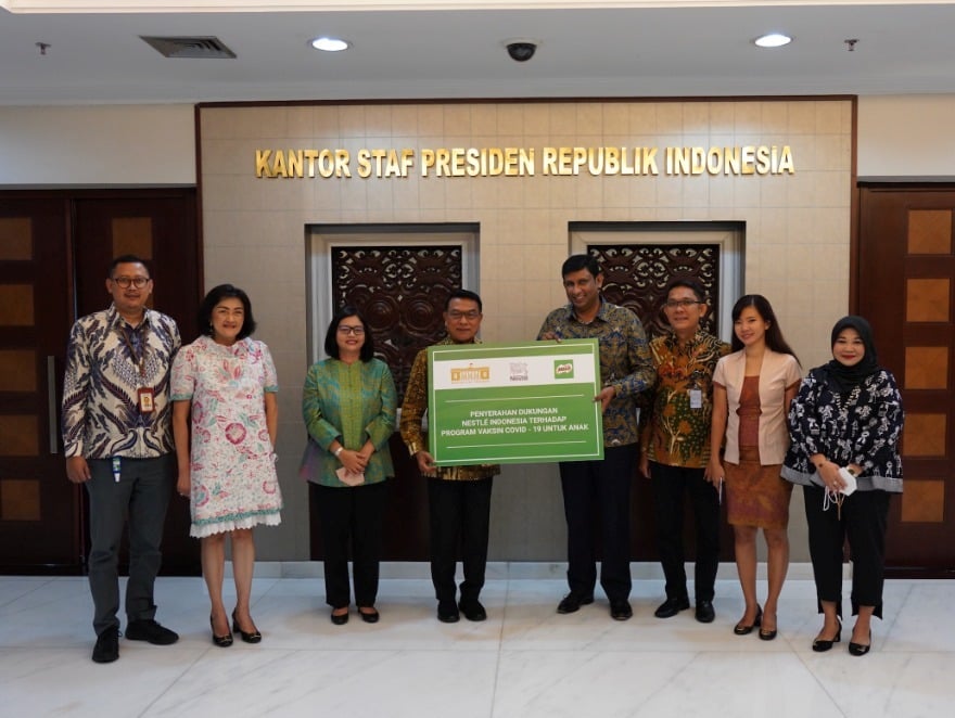 Kepala KSP Moeldoko (keempat dari kiri) mendukung Nestlé mendorong percepatan vaksinasi Covid-19 untuk anak 6-11 tahun.