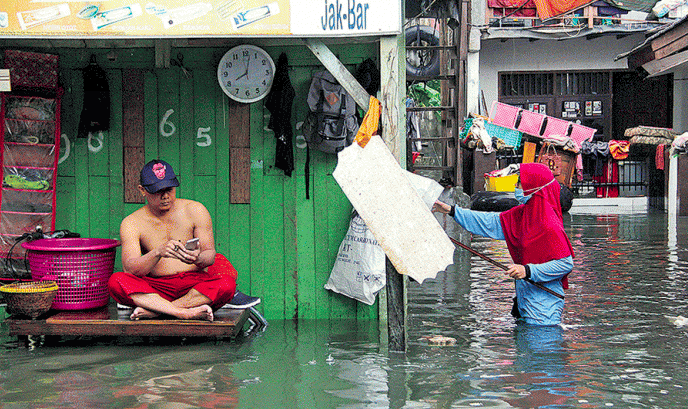 Normalisasi Belum Tuntas, Warga Kembangan Andalkan Pompa Halau Banjir