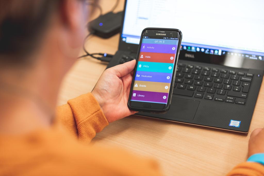 Pasien memanfaatkan aplikasi ATOM 5 di ponsel pintar.