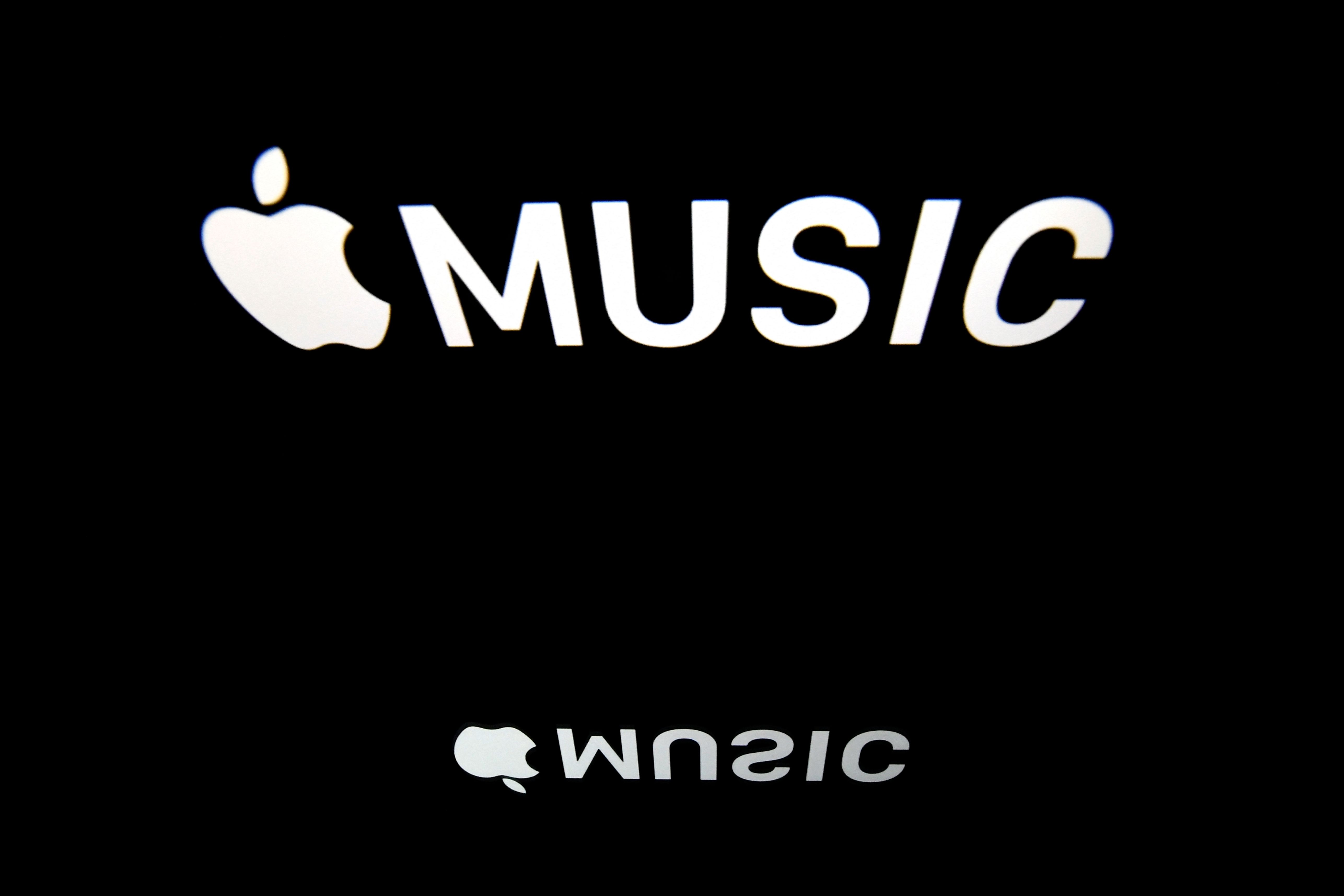 Logo Apple Music terlihat di sebuah layar tablet.