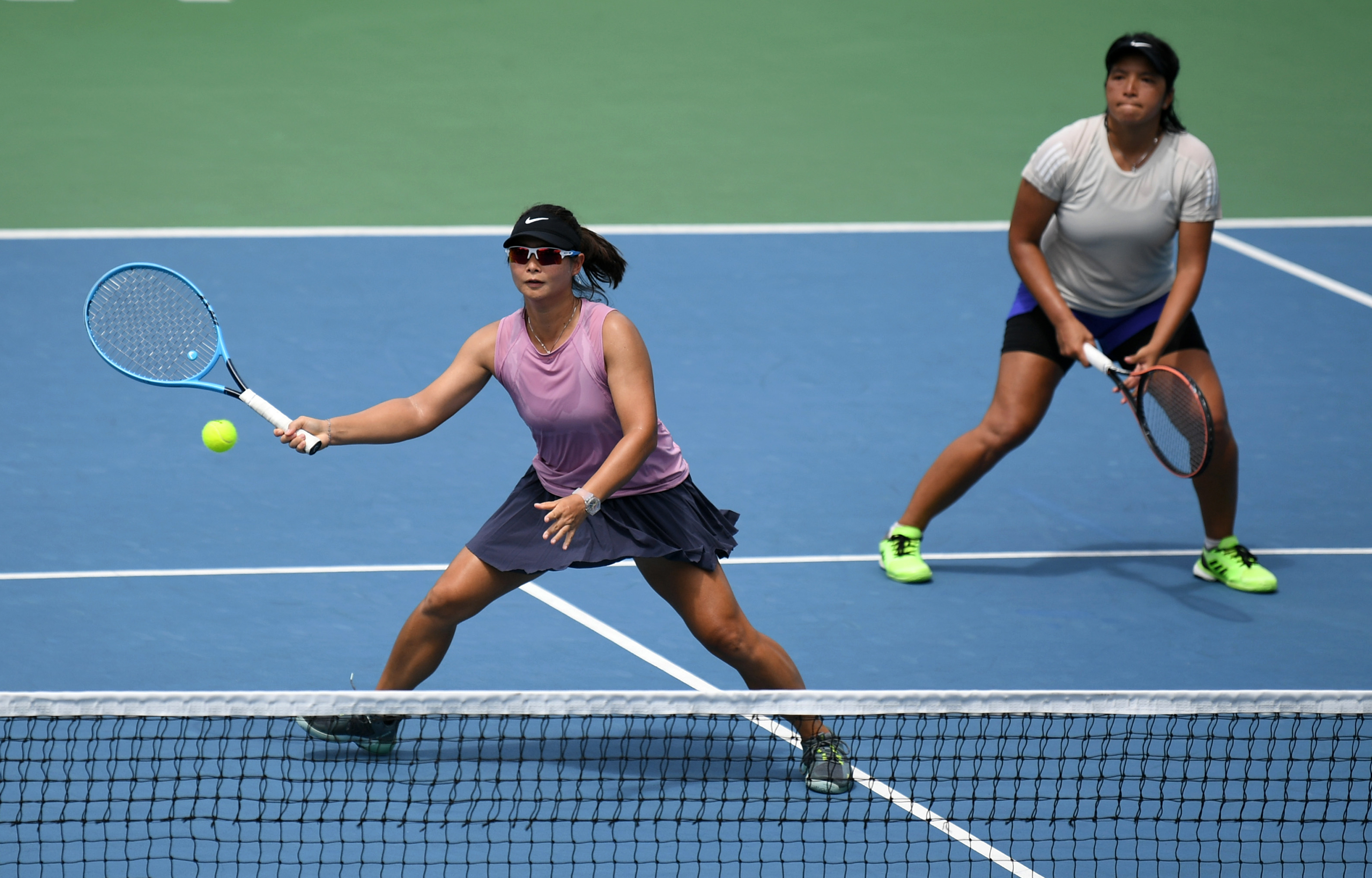 Pasangan Beatrice Gumulya (kiri) dan Jessy Priskilia Rompies (kanan) saat mewakili Jatim pada multiajang PON 2021 Papua. 