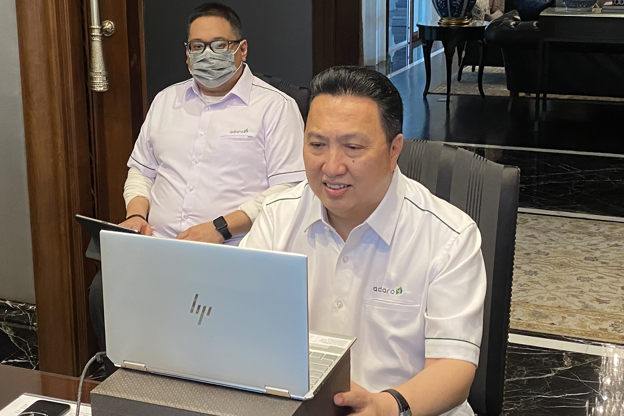  Presiden Direktur PT Adaro Energy Tbk (Adaro) Garibaldi Thohir (kanan) didampingi Corporate Secretary Adaro Mahardika Putranto.