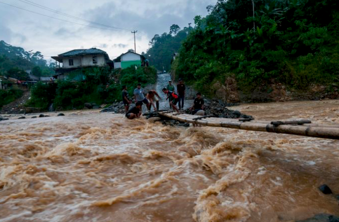Warga Mengungsi Akibat Banjir Bandang di Kabupaten Seram Bagian Timur Maluku