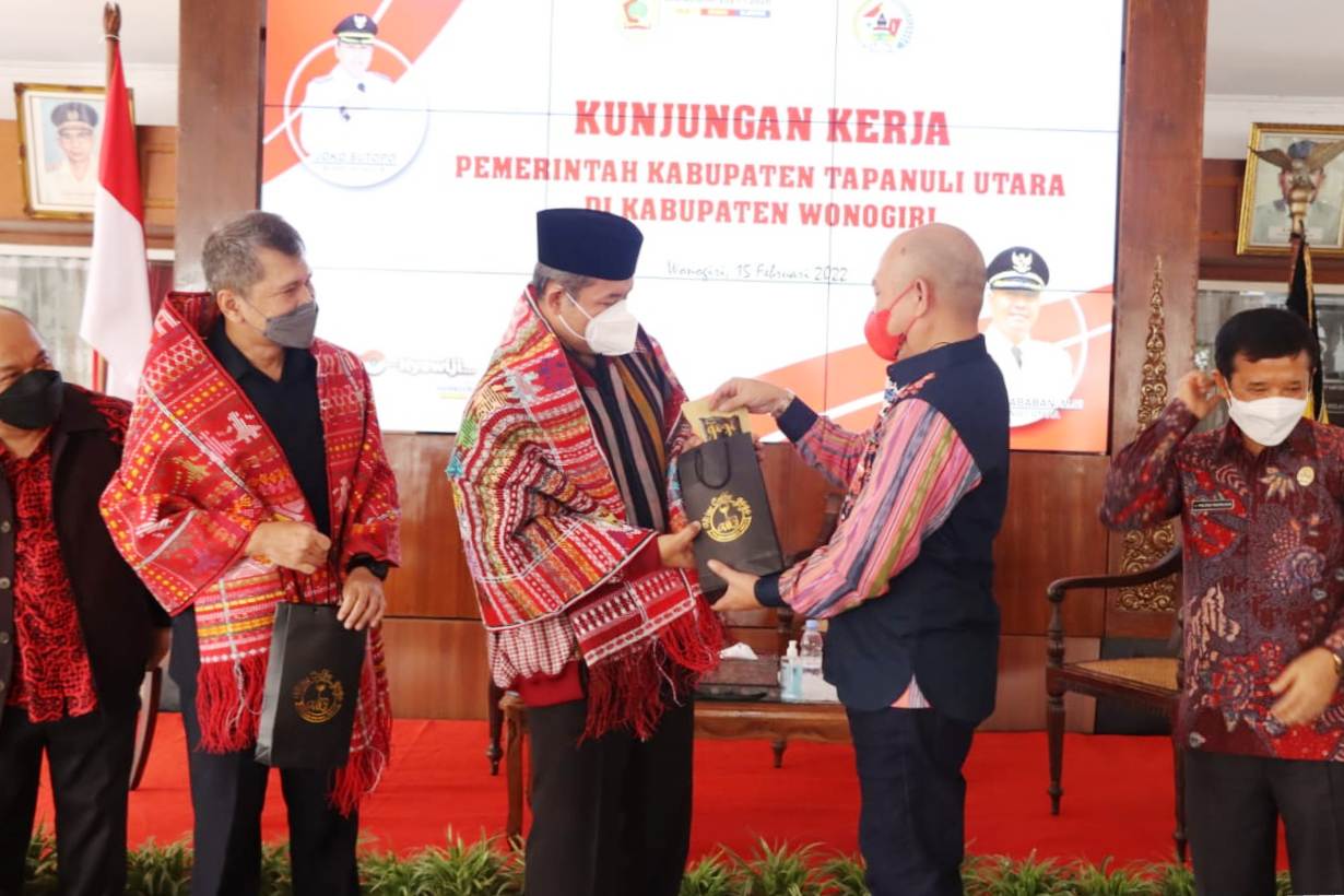 Bupati Tapanuli Utara Nikson Nababan (kanan) dan Bupati Wonogiri Joko Sutopo saling tukar cenderamata.