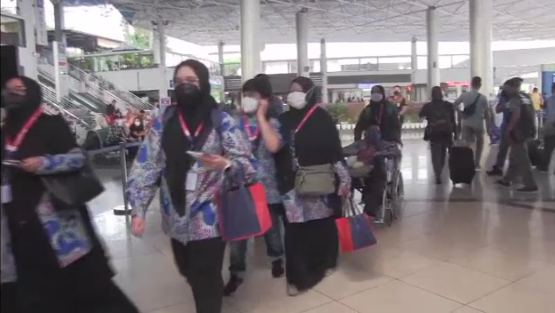 Pemberangkatan Jamaah umrah dari Bandara Internasional Juanda Surabaya, Sidoarjo, Jawa Timur.