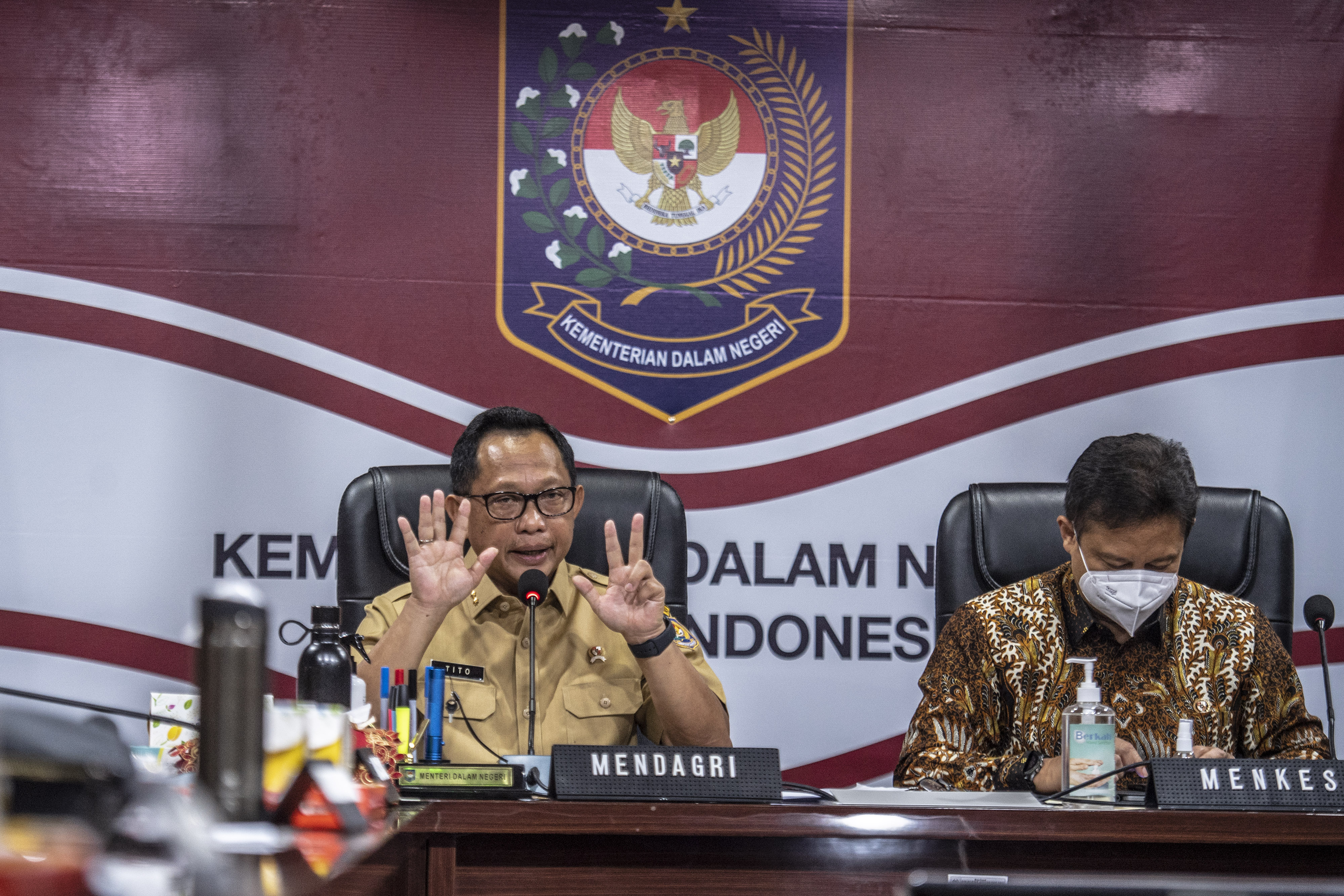 Mendagrii Tito Karnavian (kiri) bersama Menkes  Budi Gunadi Sadikin memimpin Rakor dengan kepala daerah terkait pandemi covid-19.