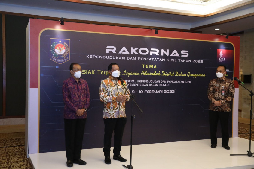 Mendagri Tito Karnavian (tengah) bersama Dirjen Dukcapil Zudan Arif Fakrulloh (kanan) dan Gubernur Bali Wayan Koster di Rakornas Dukcapil.