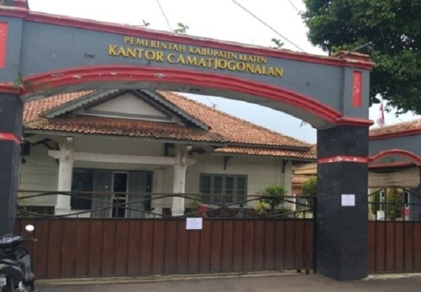 Kantor Kecamatan Jogonalan, Klaten, Jawa Tengah, ditutup sementara setelah satu PNS di kantor itu terkonfirmasi positif Covid-19