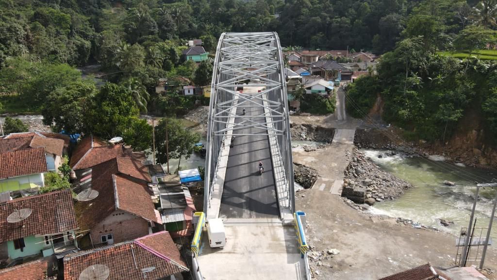 Jalan dan Jembatan di Cipanas-Ciberang, Kabupaten Lebak, Banten, setelah direhabilitasi