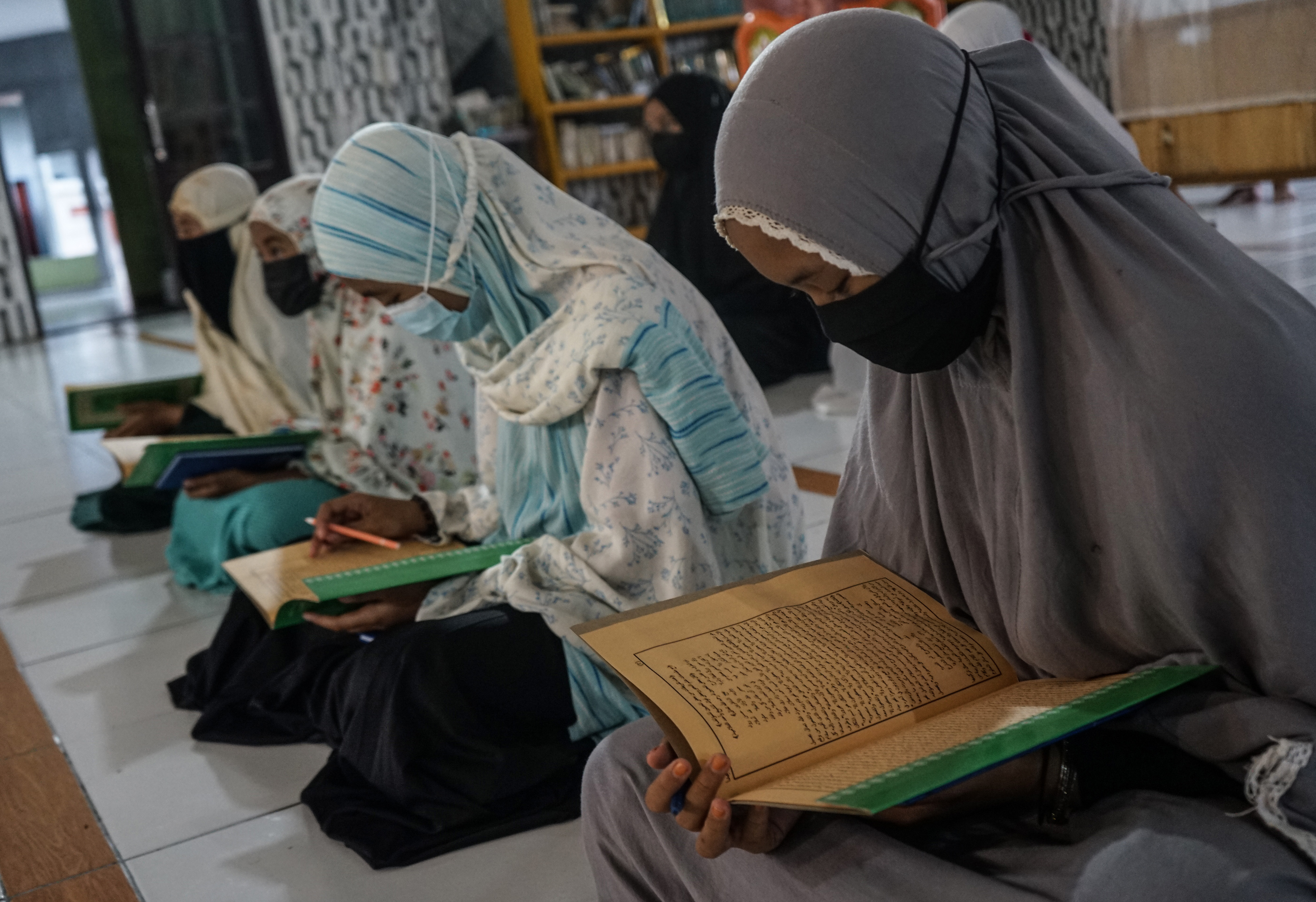 Sejumlah santriwati mengikuti kajian kitab kuning di Pondok Pesantren Darul Amin, Palangkaraya, Kalimantan Tengah.
