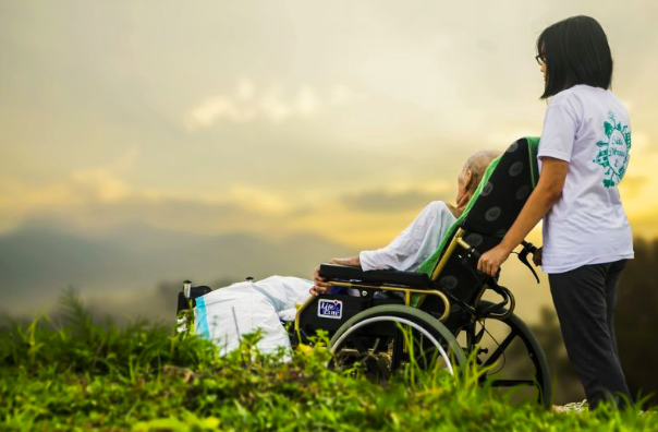 seorang caregiver merawat pasien