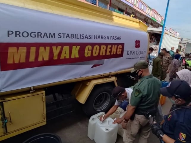 Operasi pasar minyak goreng curah yang digelar KPN Corp dan Kementerian Perdagangan (Kemendag).