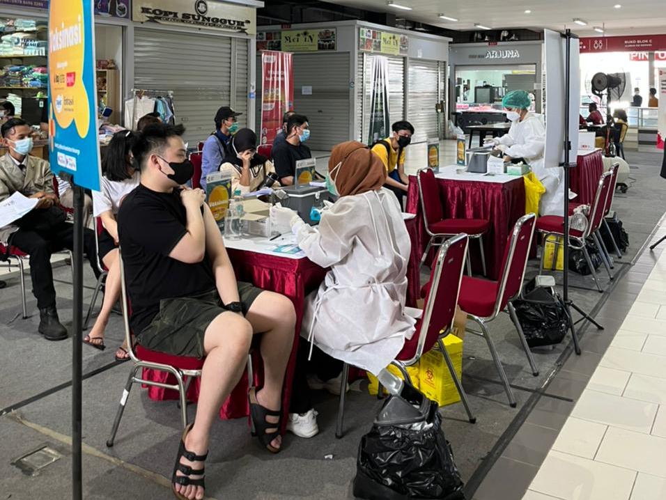 Penyelenggaraan vaksinasi di Pasar Modern Intermoda.