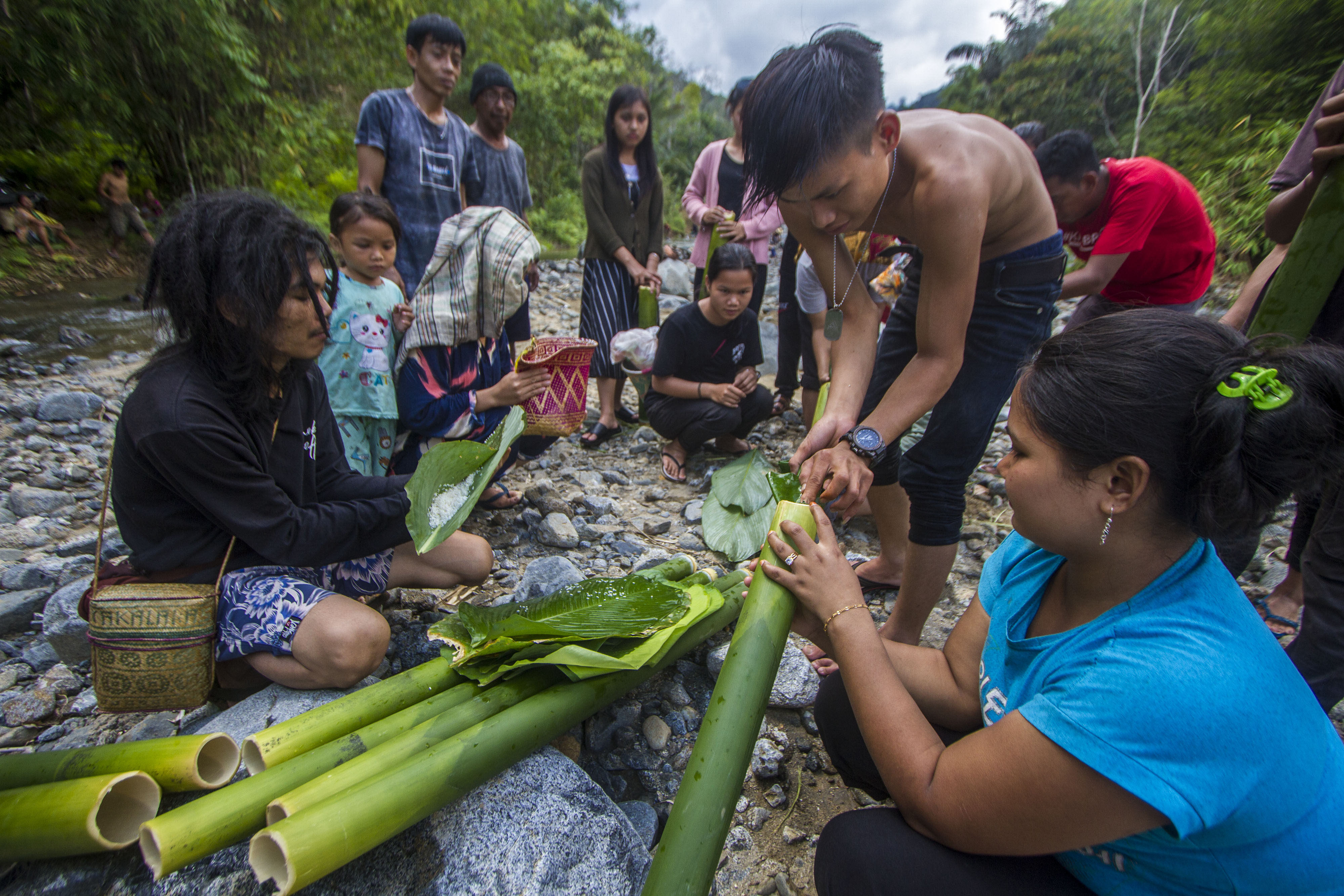 Ilustrasi: Masyarakat Dayak Meratus sedang mehumbal nasi di buluh (membakar nasi di bambu) saat tradisi Maliu (menangkap ikan)