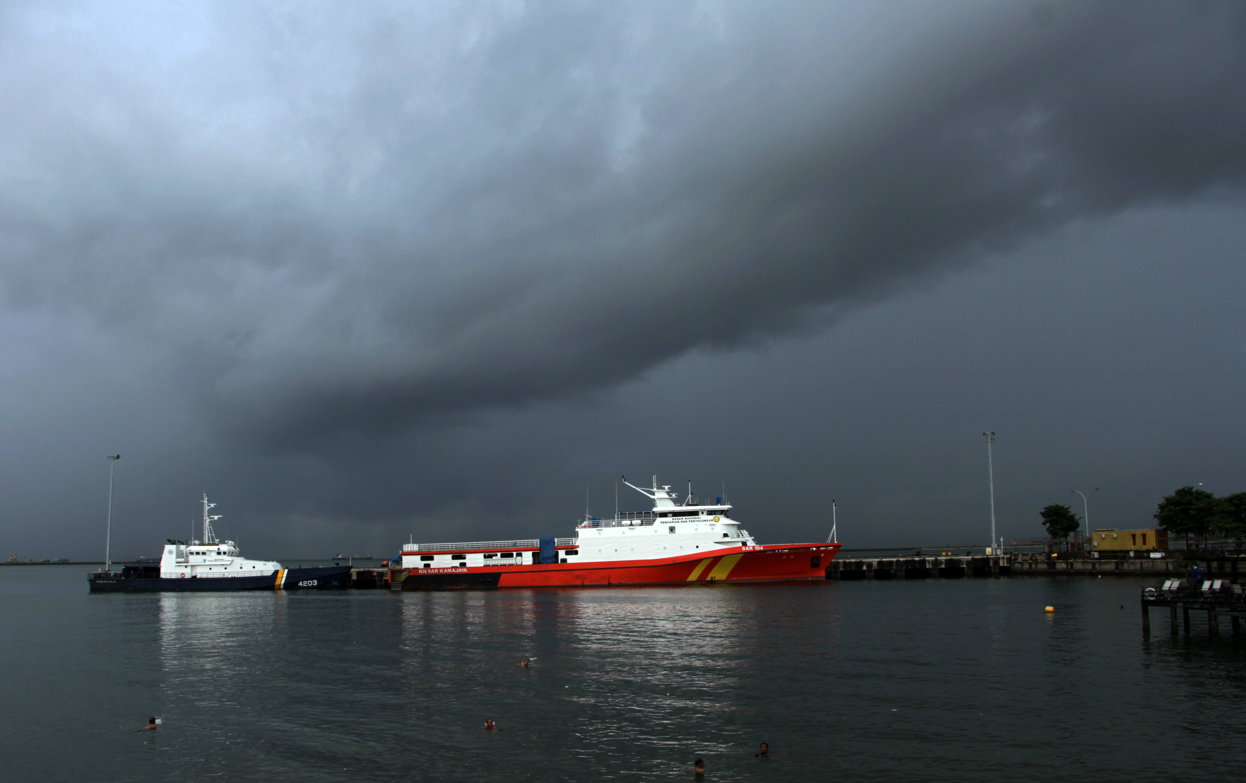 Awan hitam menyelimuti langit di kawasan pantai Losari, Makassar, Sulsel.