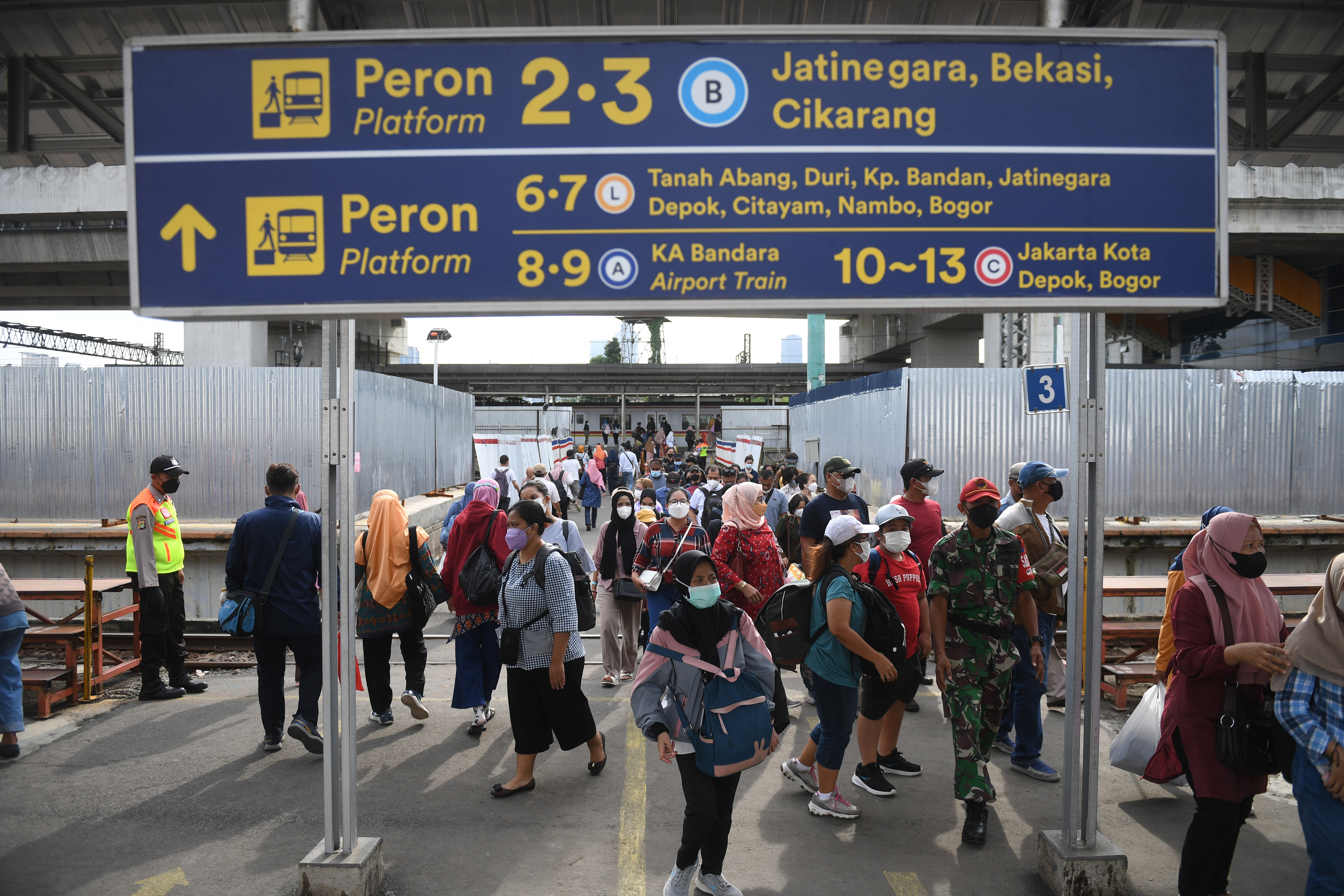 Penumpang KRL berjalan setibanya di Stasiun Manggarai, Jakarta.