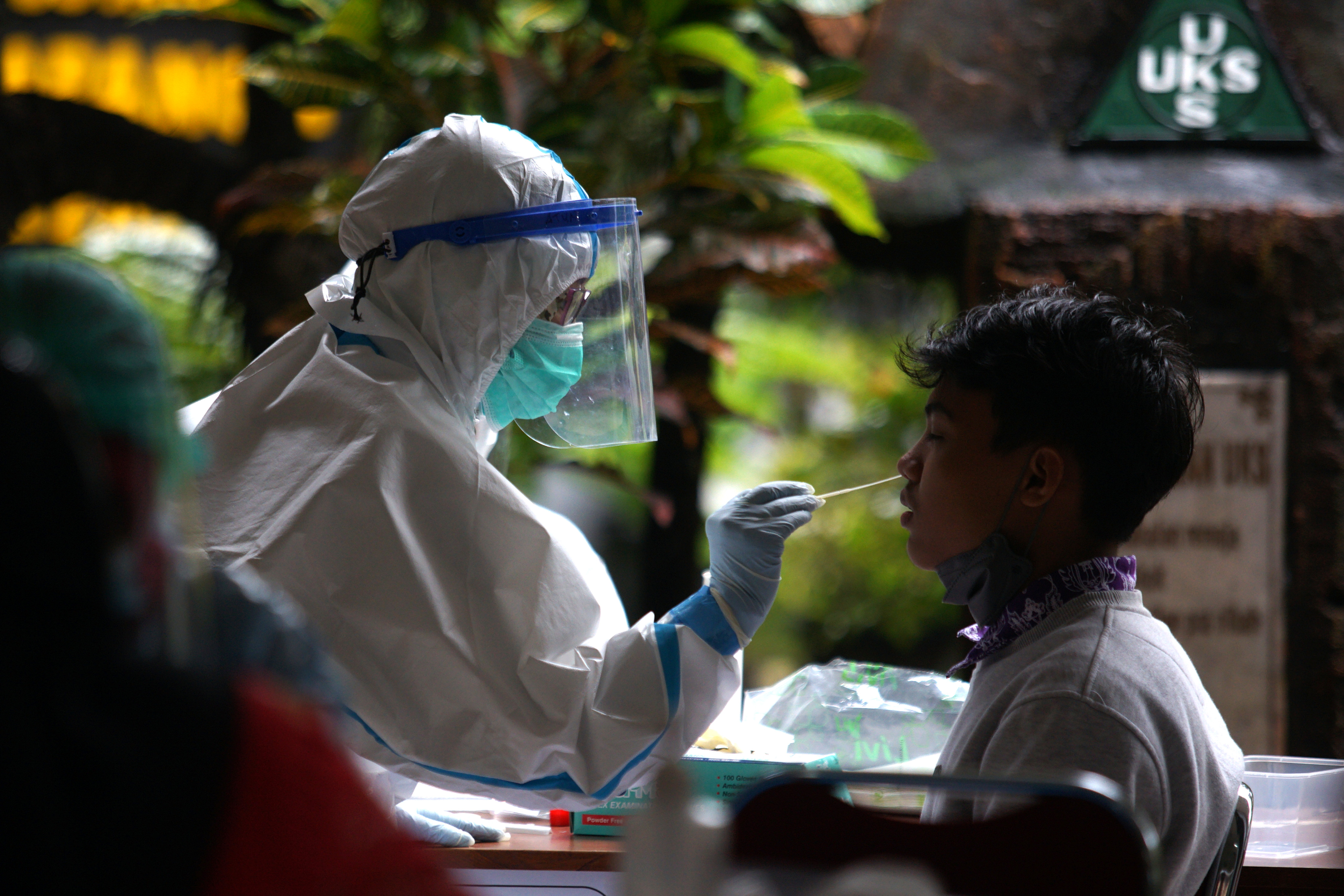 Petugas megambil sampel untuk tes swab PCR