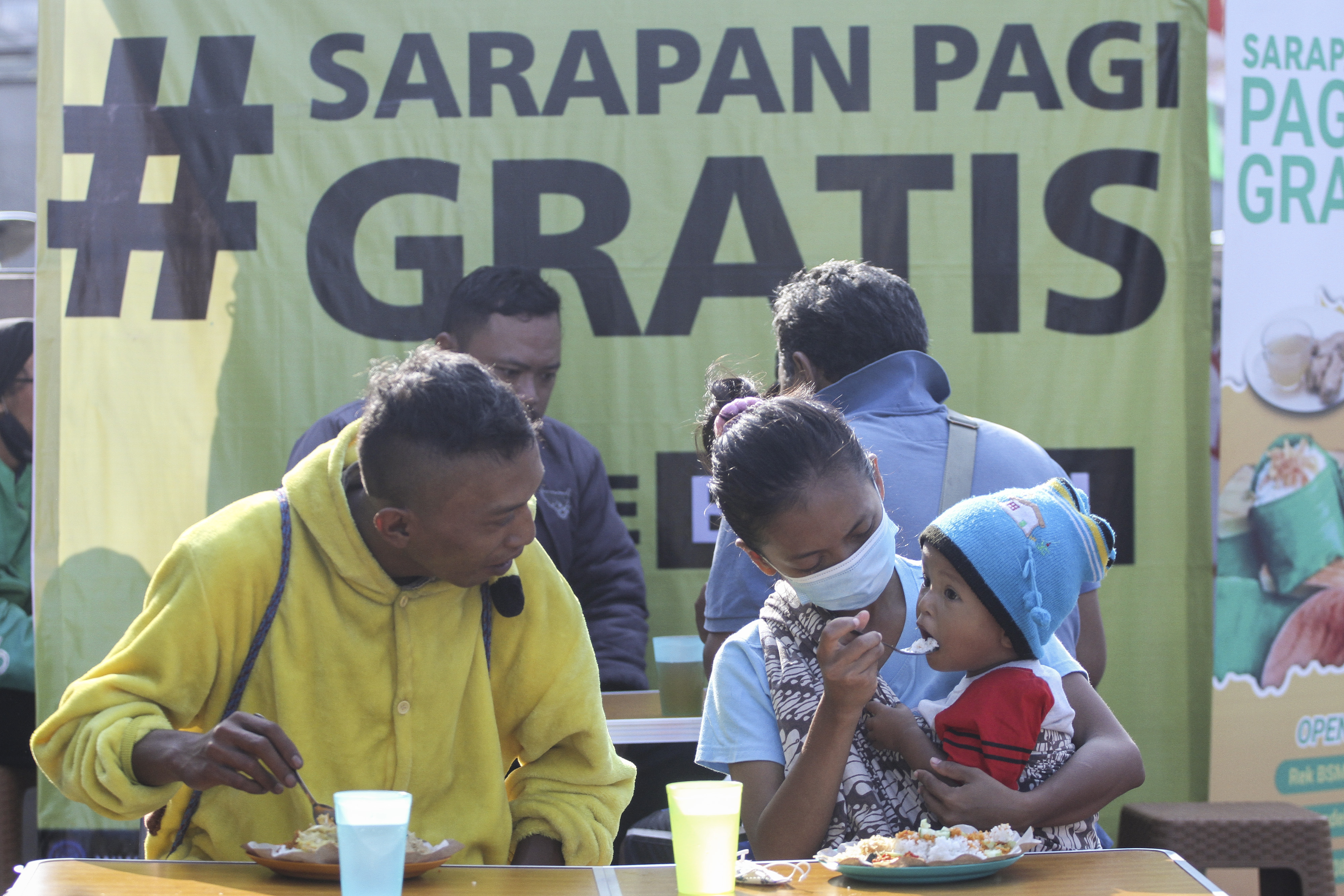 Sejumlah warga menikmati sarapan pagi gratis di Lembaga Sedekah Nusantara, Sawangan, Depok, Jawa Barat.