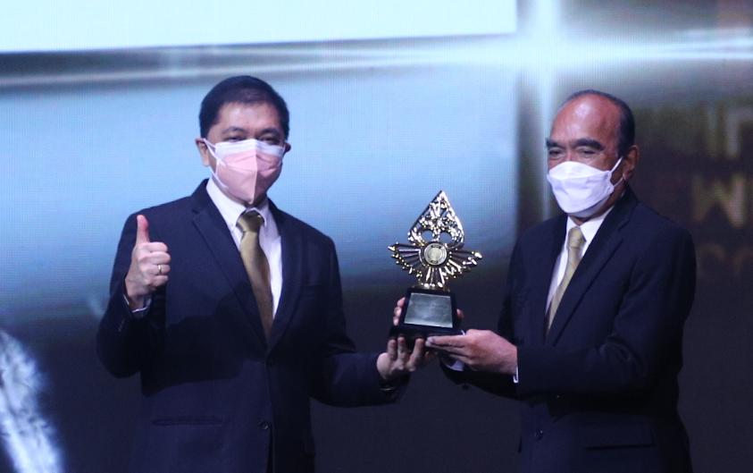 Ketua Pembina YPPUP Siswono Yudo Husodo (kanan) menerima  Indonesia Property & Bank Award (IPBA)-XVI.  