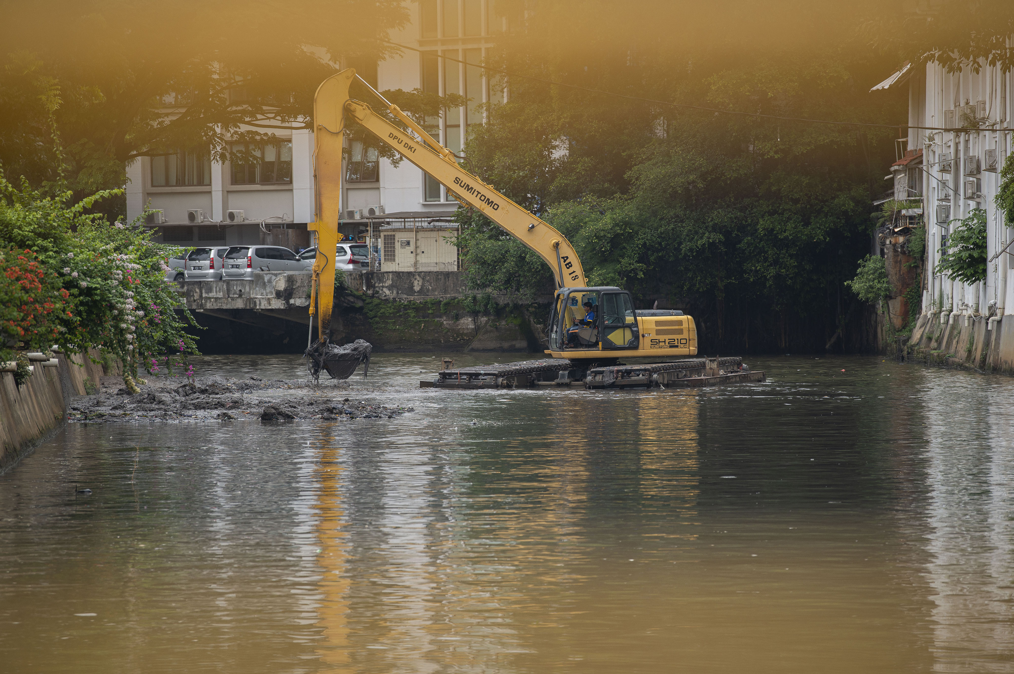 Pengerukan sungai.