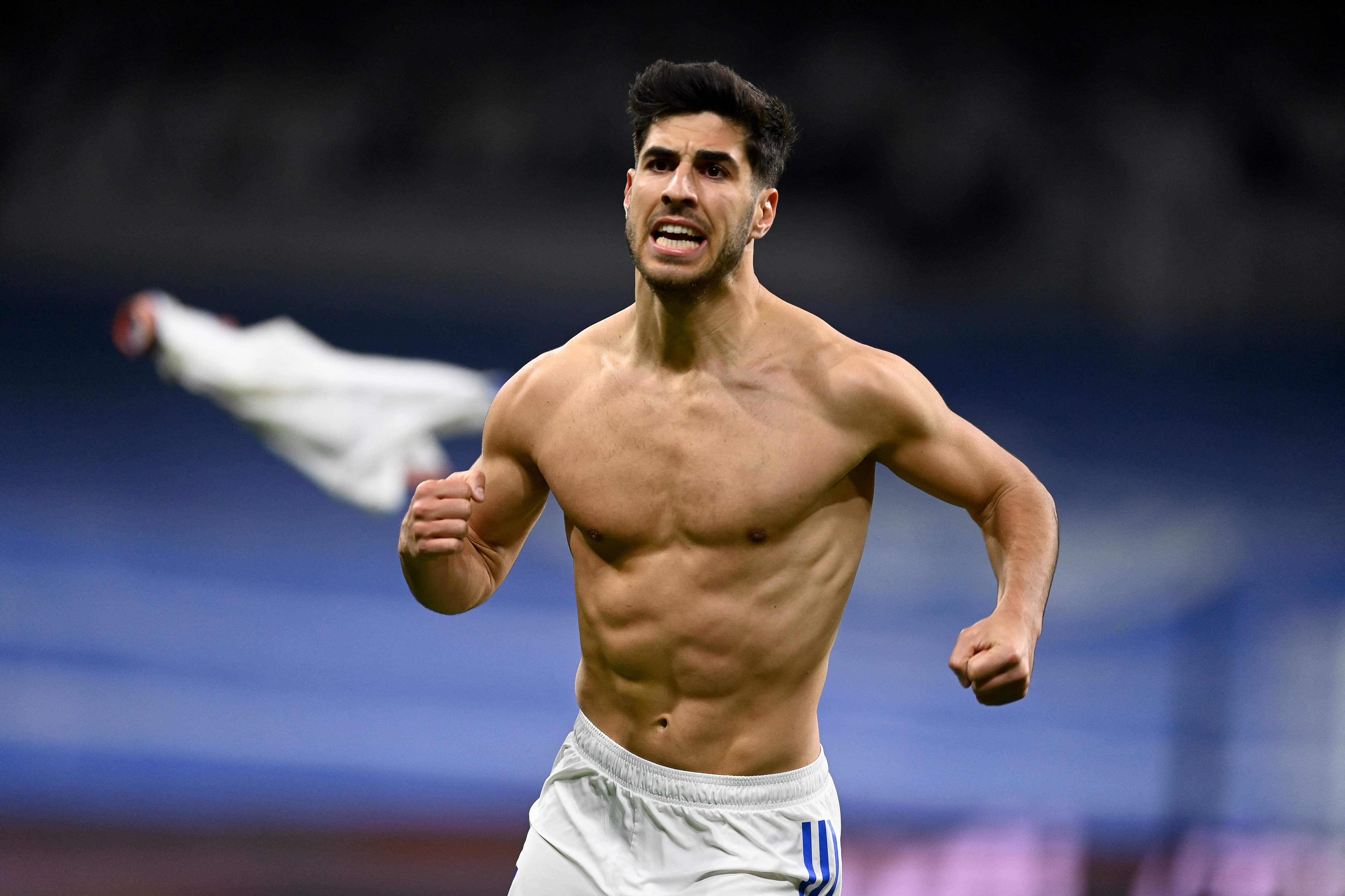Gelandang Real Madrid Marco Asensio melakukan selebrasi usai mencetak gol ke gawang Granada di laga La Liga.