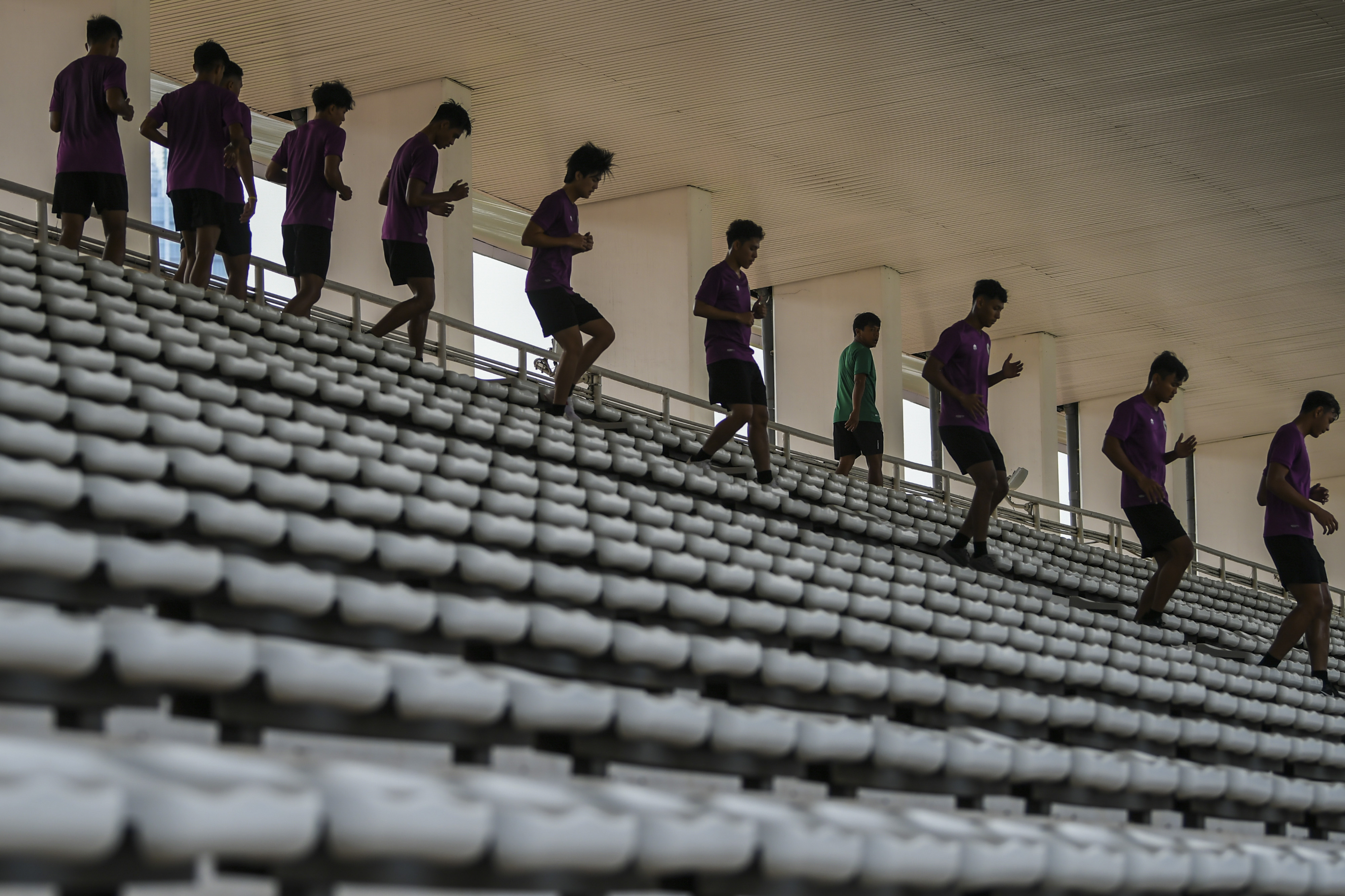 Pemain Timnas U-19 saat menjalani latihan di Stadion Madya, Kompleks Gelora Bung Karno.