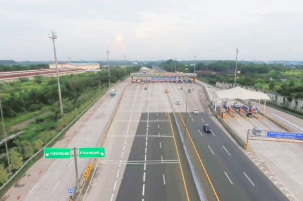 Suasana lalu lintas kendaraan di Jalan Tol Cikampek.