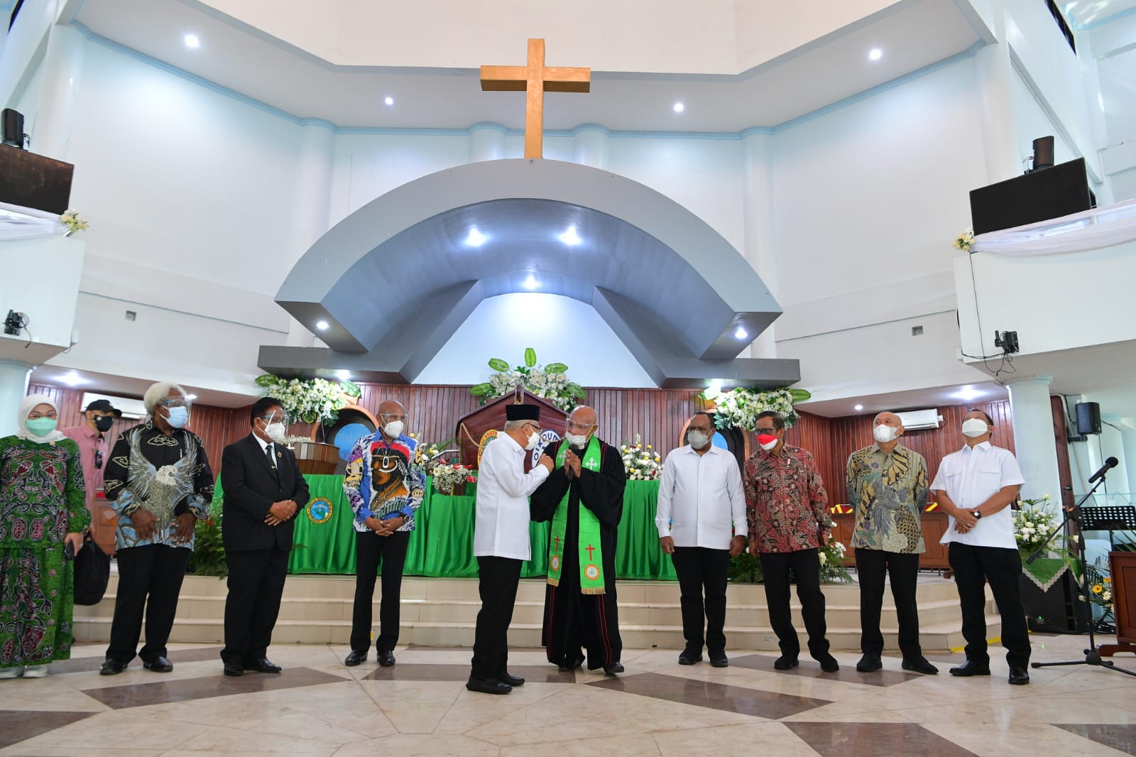 Momen Wakil Presiden Ma'ruf AMin saat berkunjung ke Gereja Jemaat Pniel, Jayapura, Papua