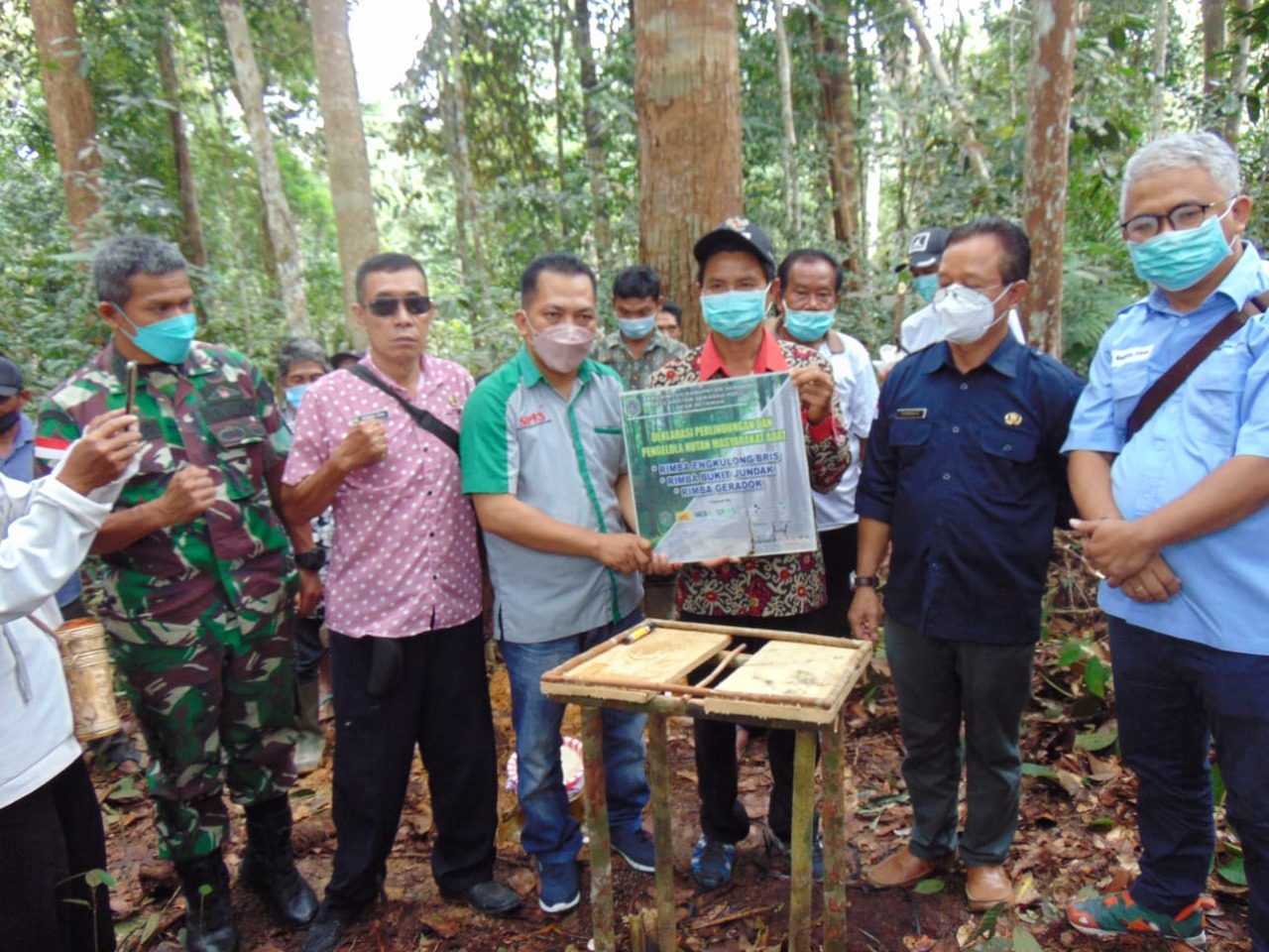 Deklarasi perlindungan hutan nilai karbon tinggi, nilai konservasi tinggi, dan hutan masyarakat adat di Desa Setawar, Sekadau, Kalbar.