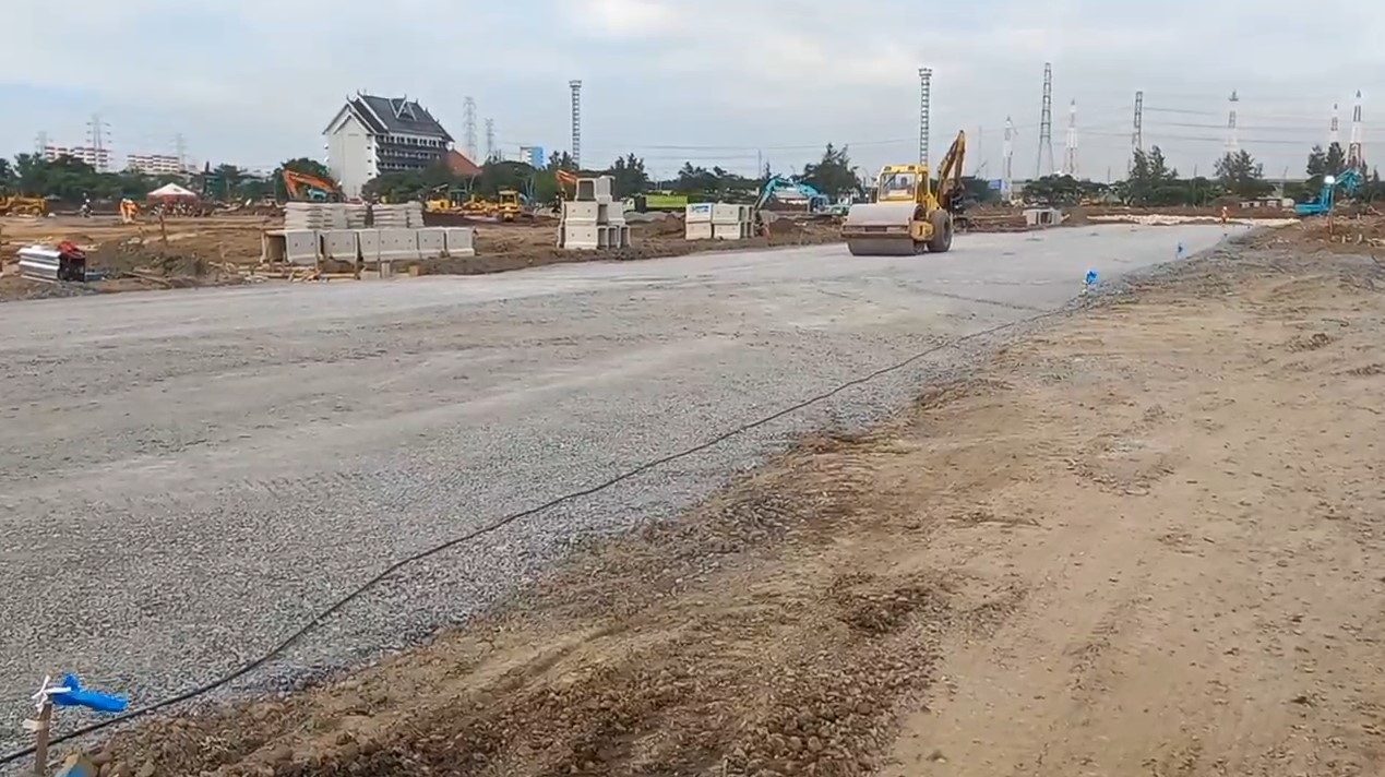 PEMBANGUNAN lintasan balap untuk gelaran Formula E di Kawasan Ancol, Jakarta, baru mencapai 30%.