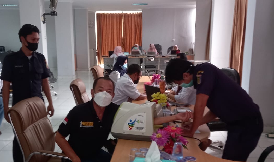 Vaksinasi covid-19 dosis booster bagi wartawan di  Balai Wartawan Solfian Ahmad, Bandarlampung, Rabu, (2/2).
