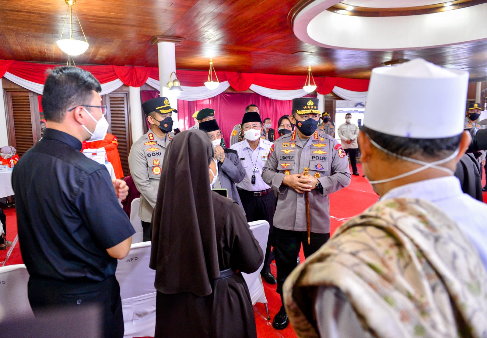 Kapolri Jenderal Listyo Sigit Prabowo meninjau pelaksanaan akselerasi vaksinasi di Cianjur, Jawa Barat, Rabu (23/2).