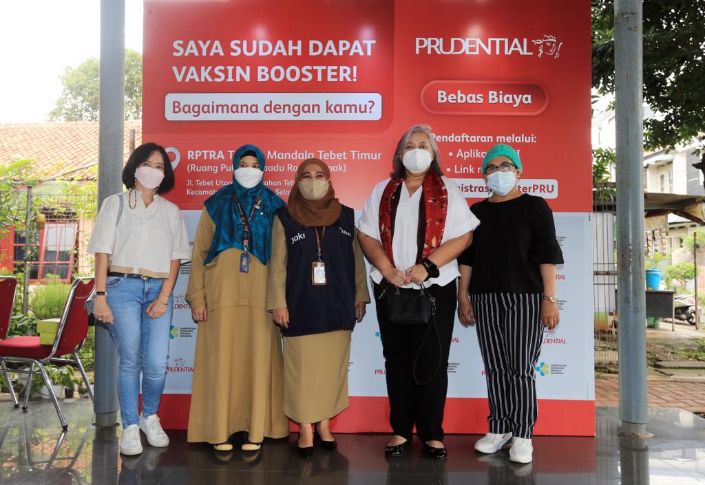 Sentra vaksinasi covid-19 booster dari Prudential Indonesia dilaksanakan di RPTRA Taman Mandala Tebet Timur, Jakarta. 