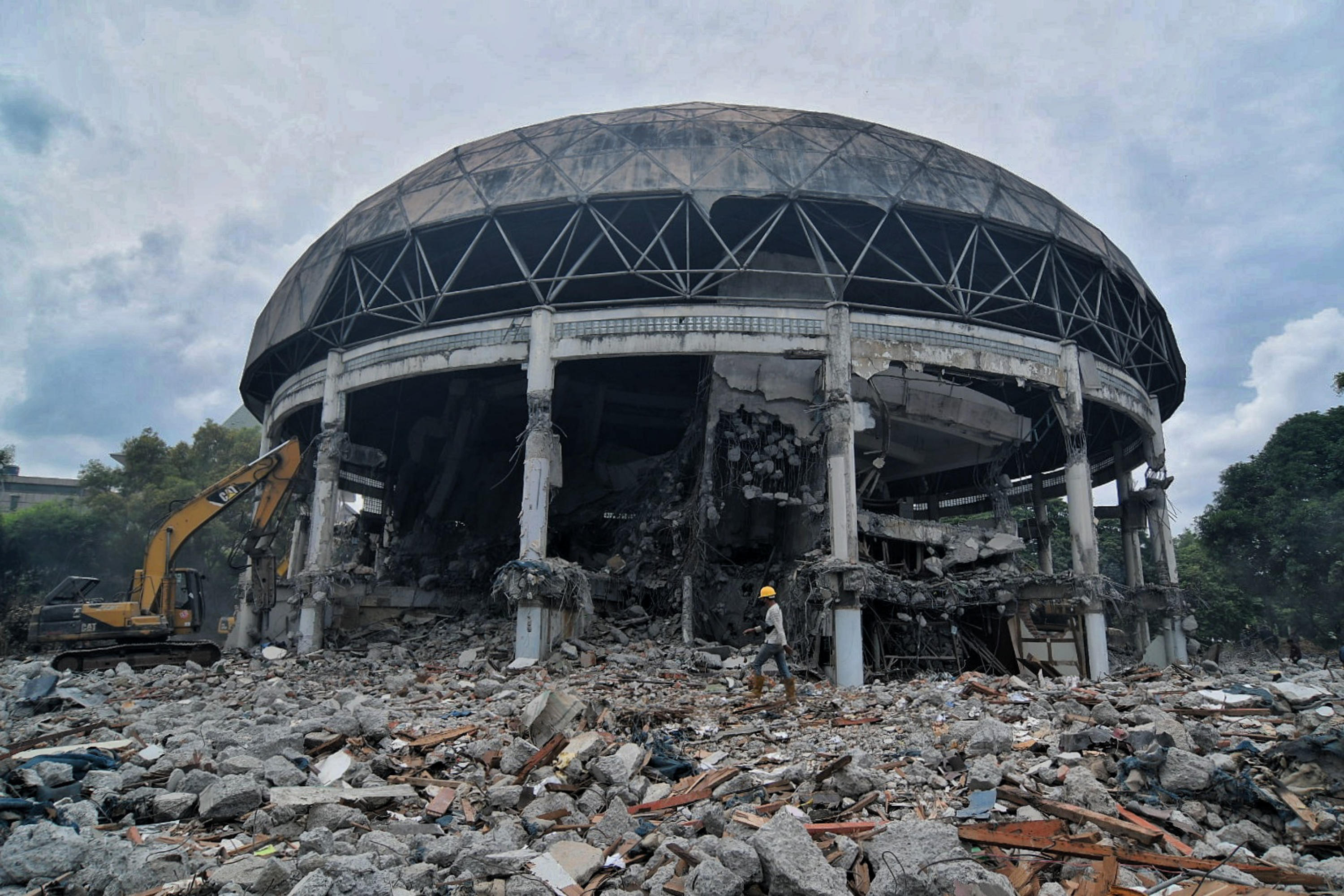 Pekerja sedang menyelesaikan pengerjaan renovasi di Taman Mini Indonesia Indah, Jakarta.