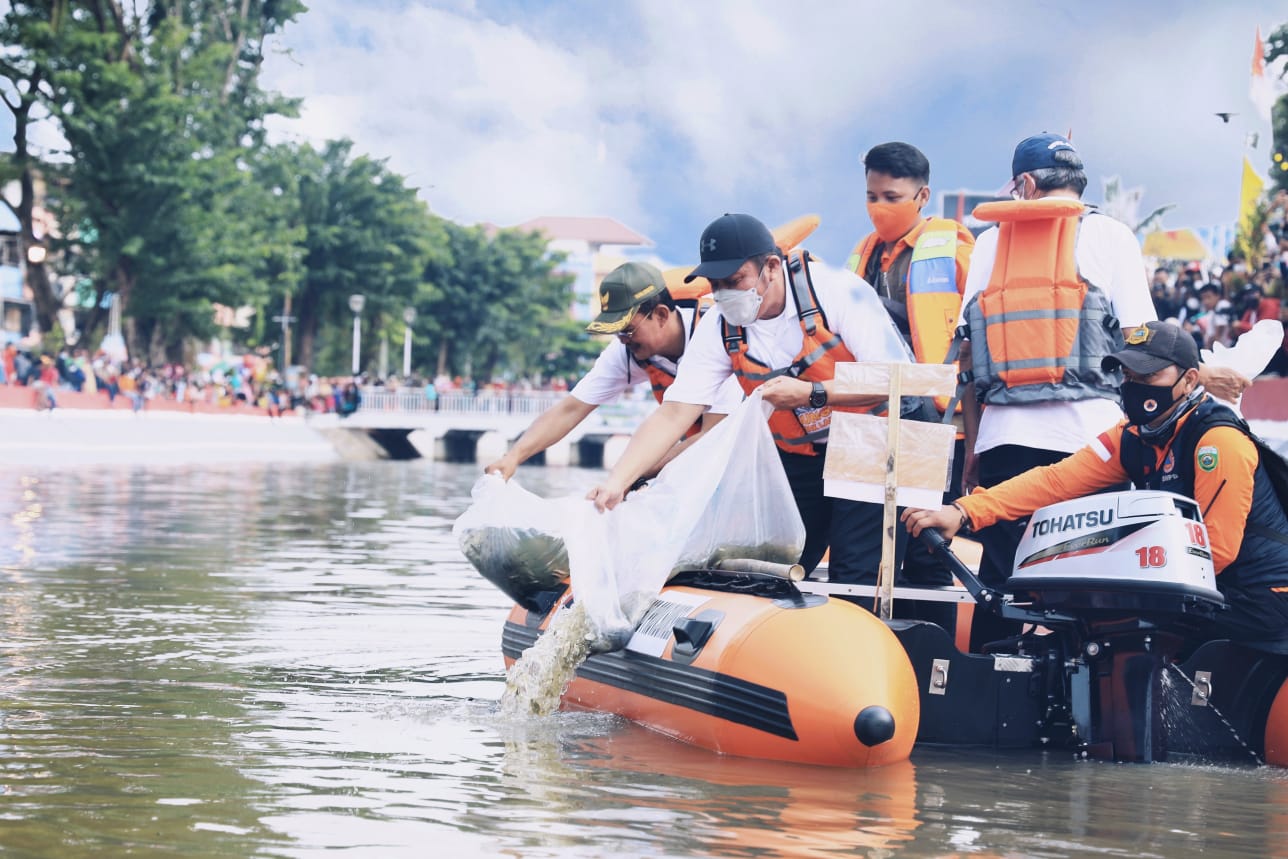 Pemkot Kota Palembang dan Balai Riset Perikanan Perairan Umum dan Penyuluhan Perikanan melepasliarkan ekor bibit ikan di Sungai Lambidaro.
