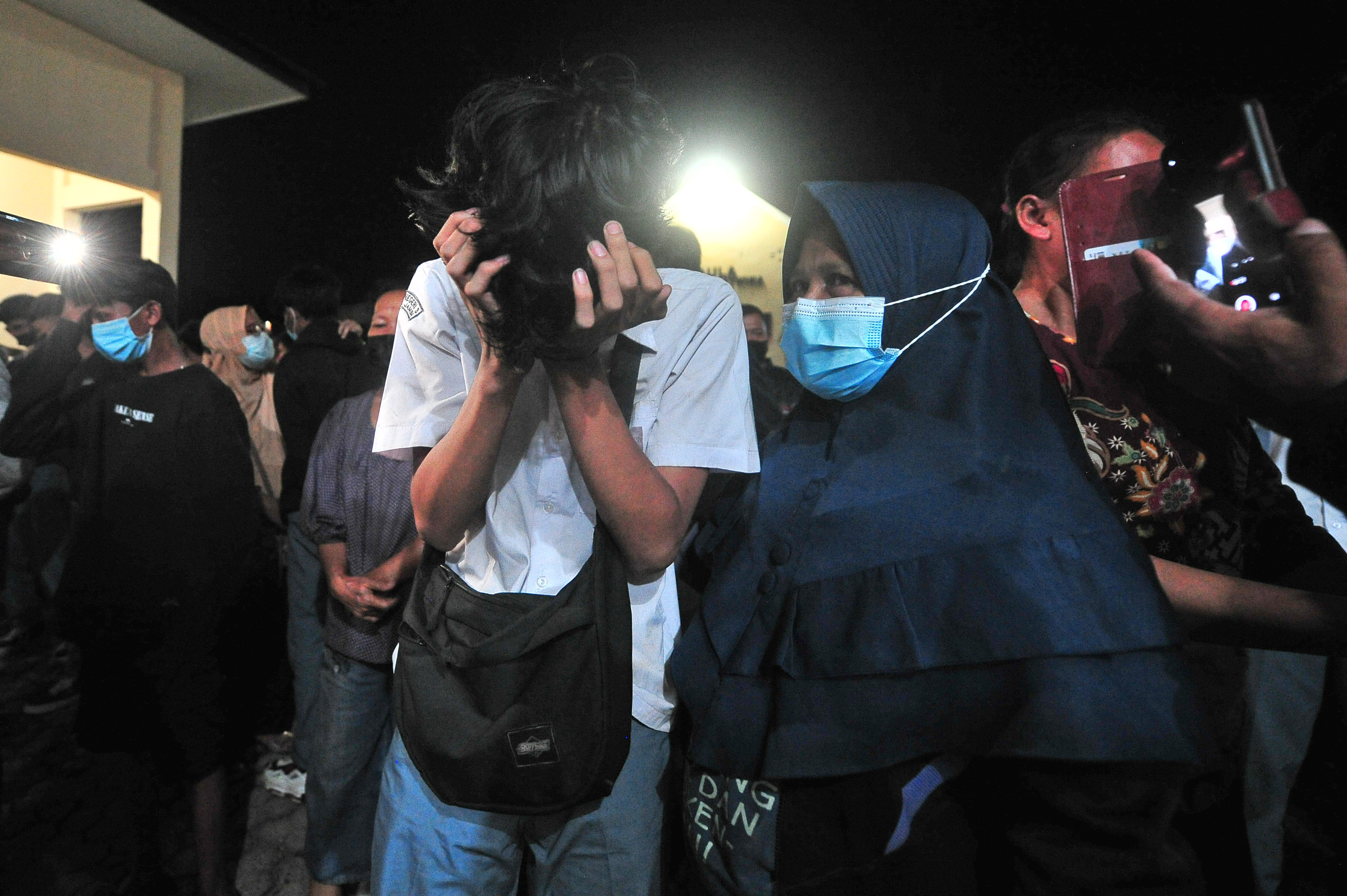 Ilustrasi. Orang tua menjemput anaknya yang diamankan polisi karena akan melakukan tawuran antarpelajar di Kantor Polsek Kota Baru, Jambi.