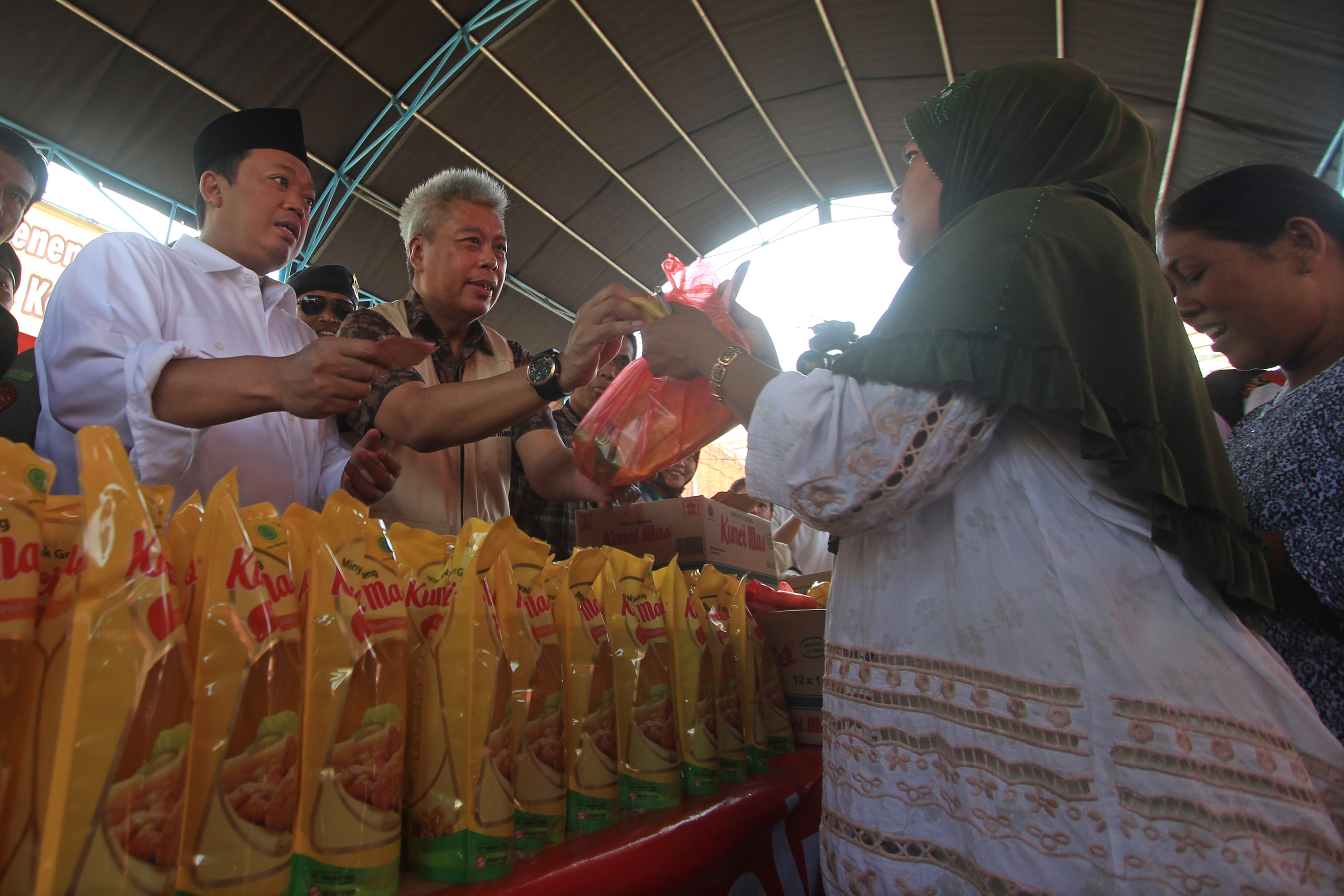 Operasi pasar minyak goreng di Cirebon, Jawa Barat
