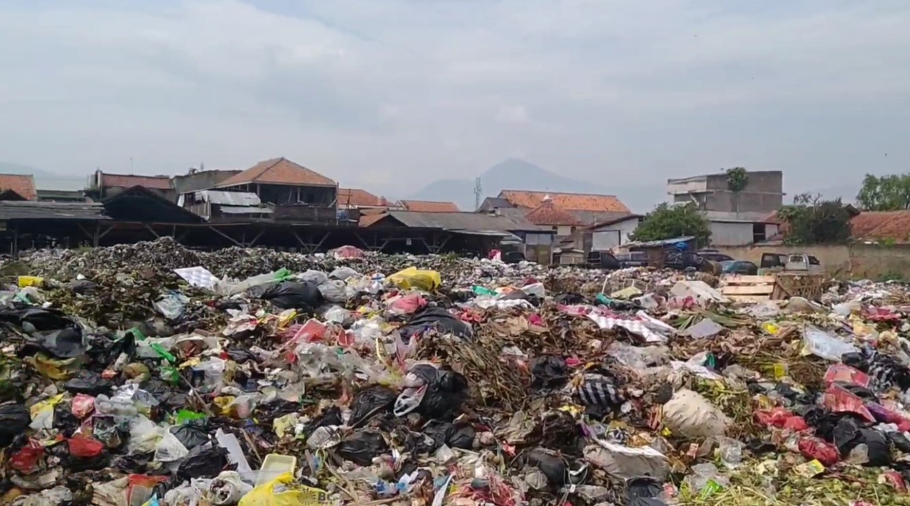Sampah itu menggunung dan tingginya hampir mencapai satu meter.