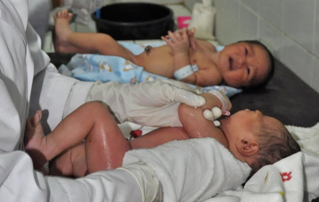  PERTOLONGAN BIDAN: Seorang bidan memandikan bayi berumur sehari. Tuntutan peran bidan yang makin beragam butuh dukungan peralatan digital.